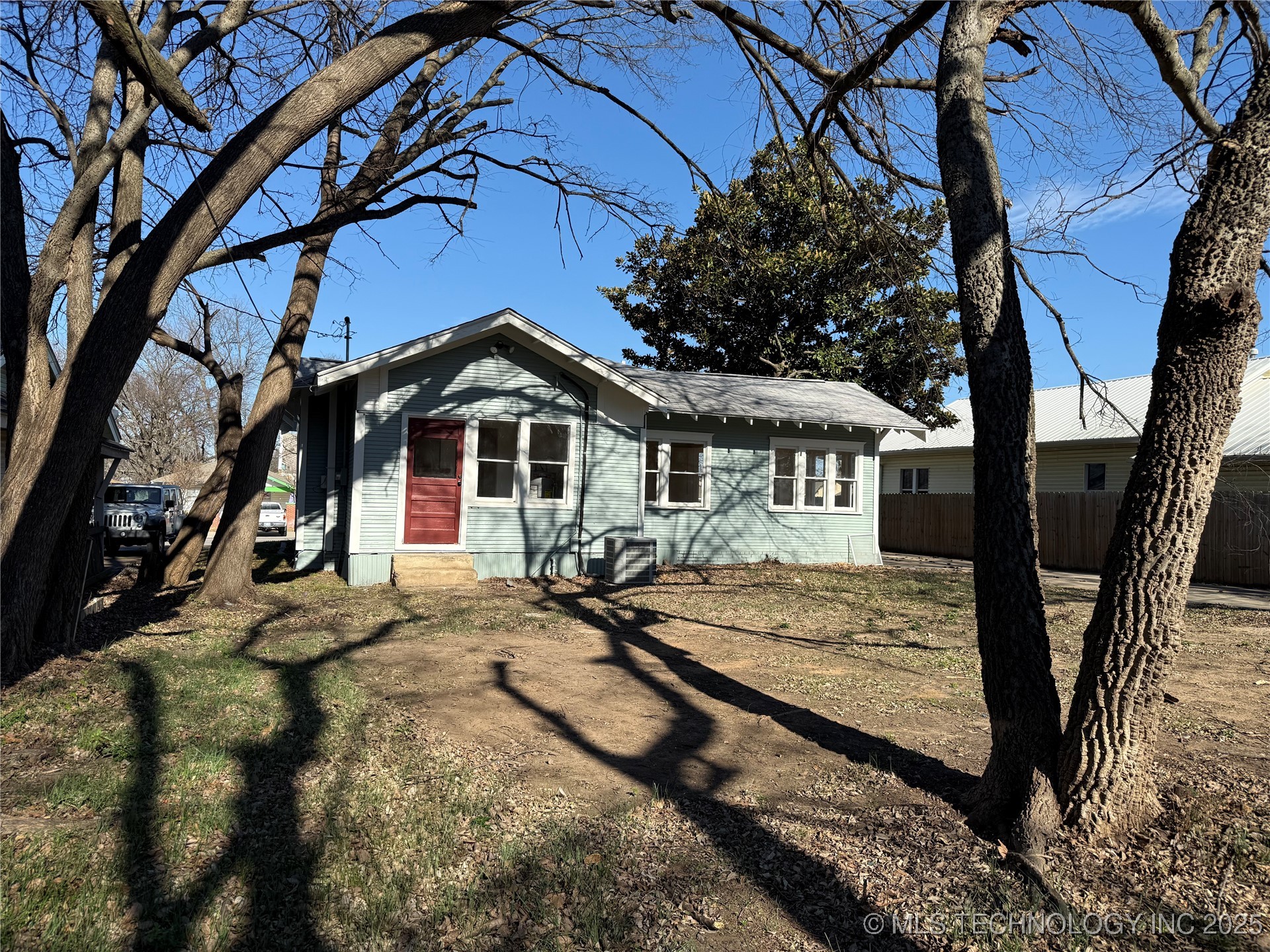 517 E 12th Property Photo 5