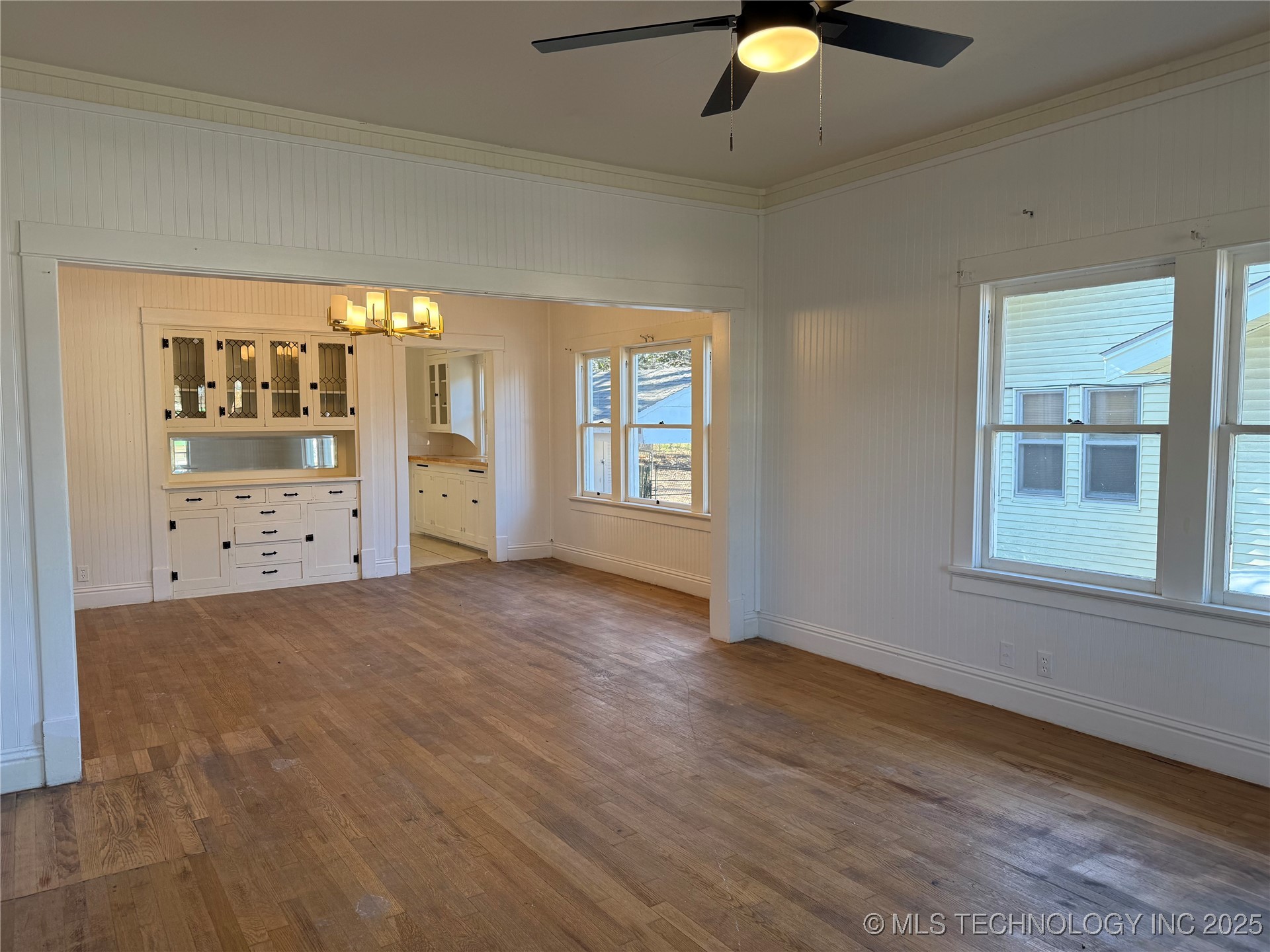 517 E 12th Property Photo 7