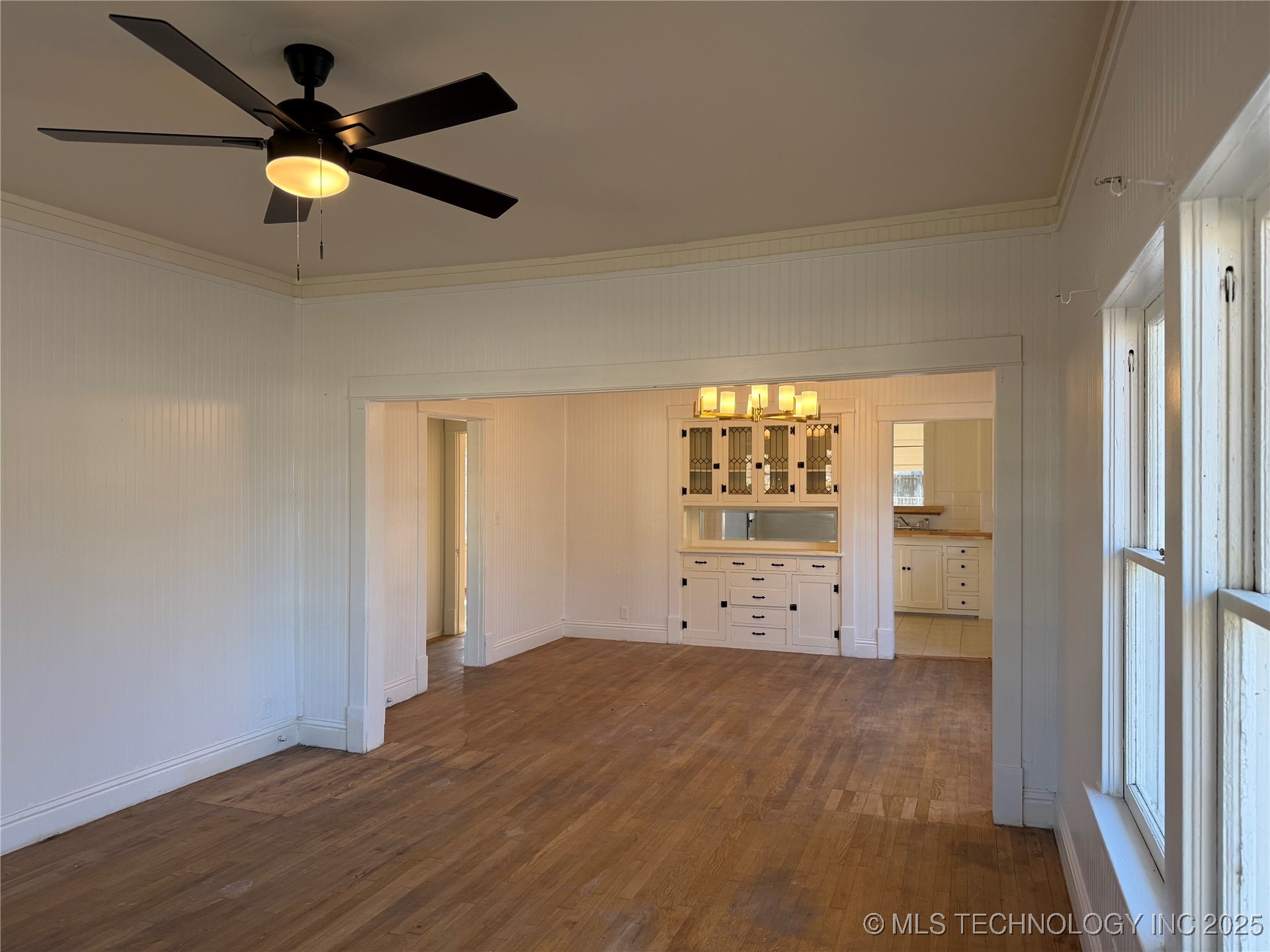 517 E 12th Property Photo 8