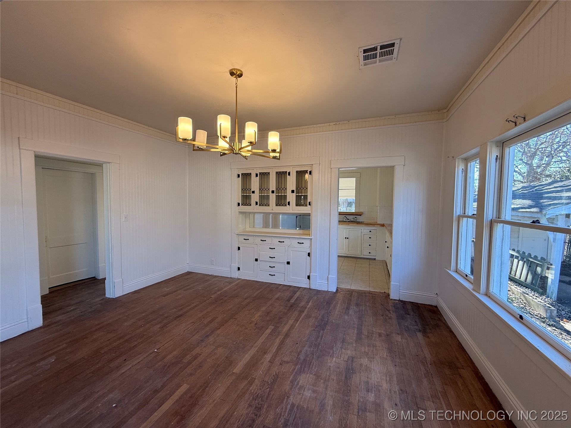 517 E 12th Property Photo 9