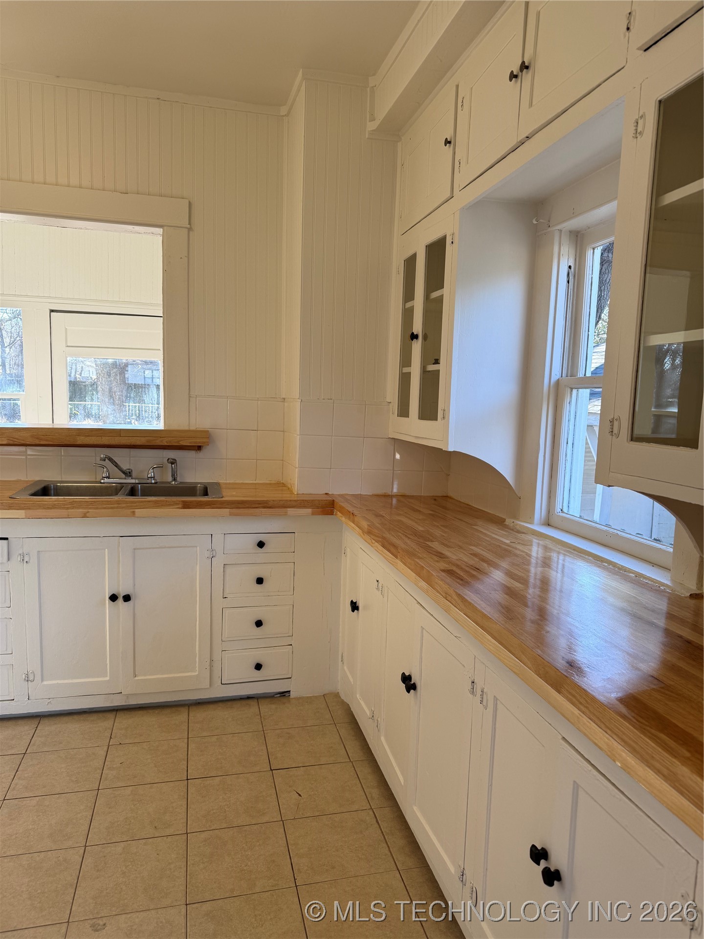 517 E 12th Property Photo 15