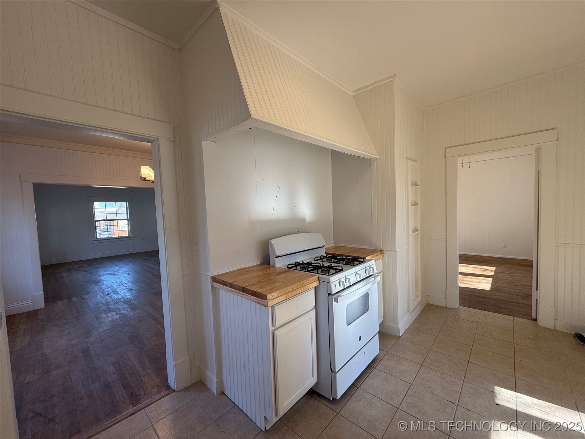 517 E 12th Property Photo 16