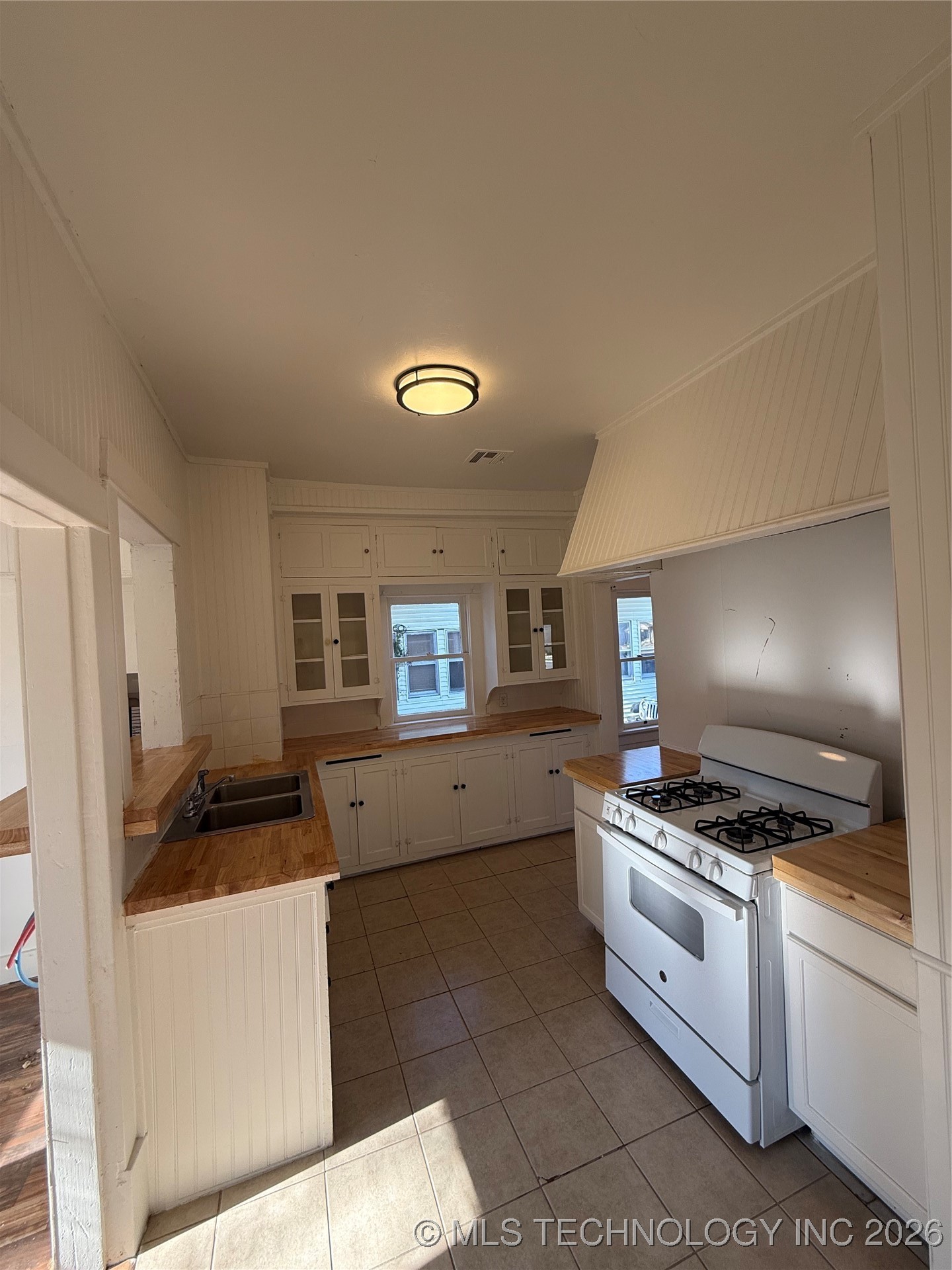 517 E 12th Property Photo 17