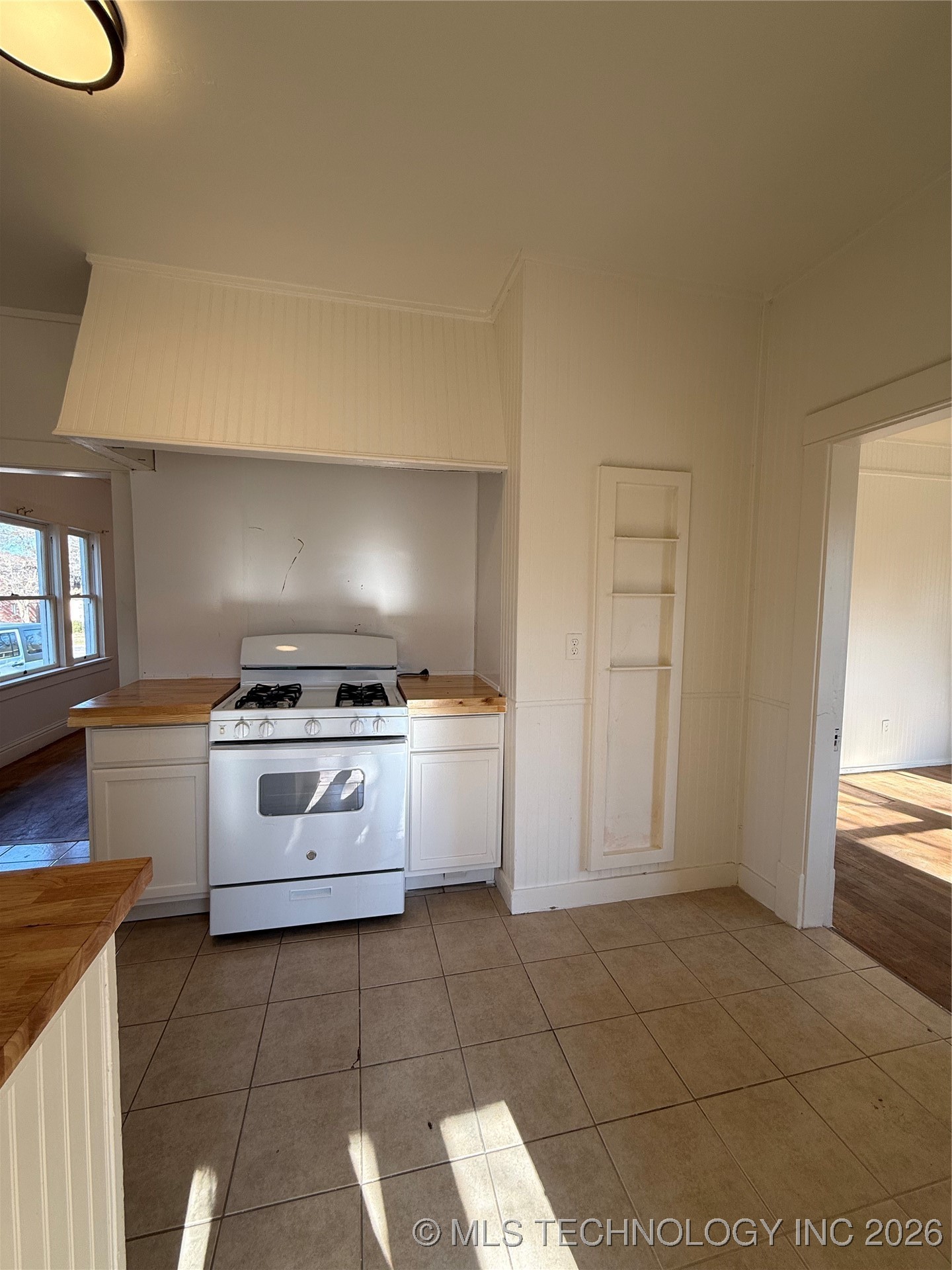 517 E 12th Property Photo 18