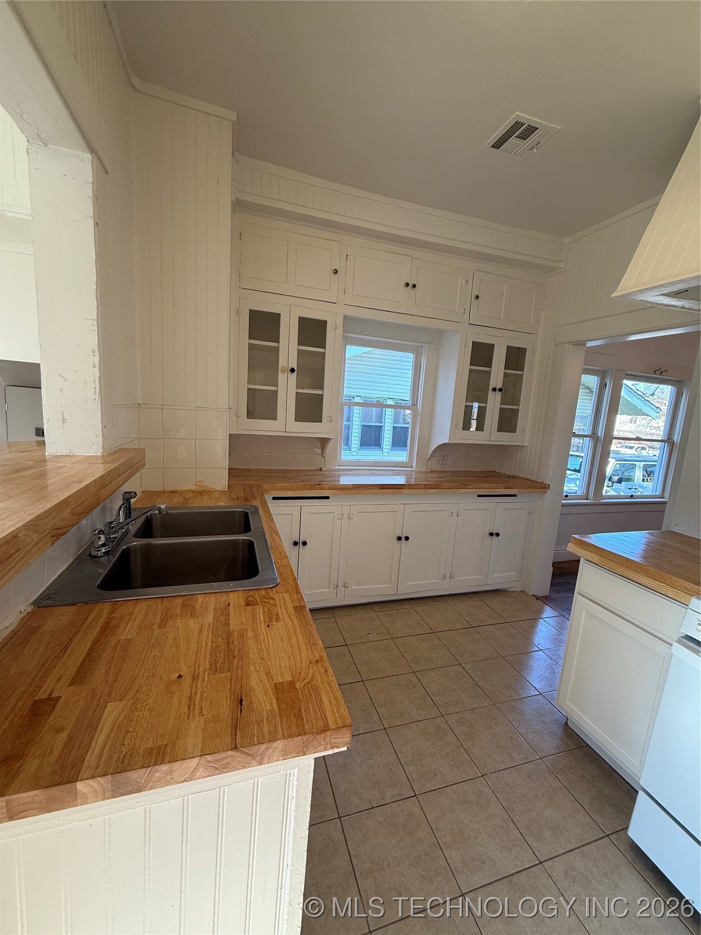 517 E 12th Property Photo 19