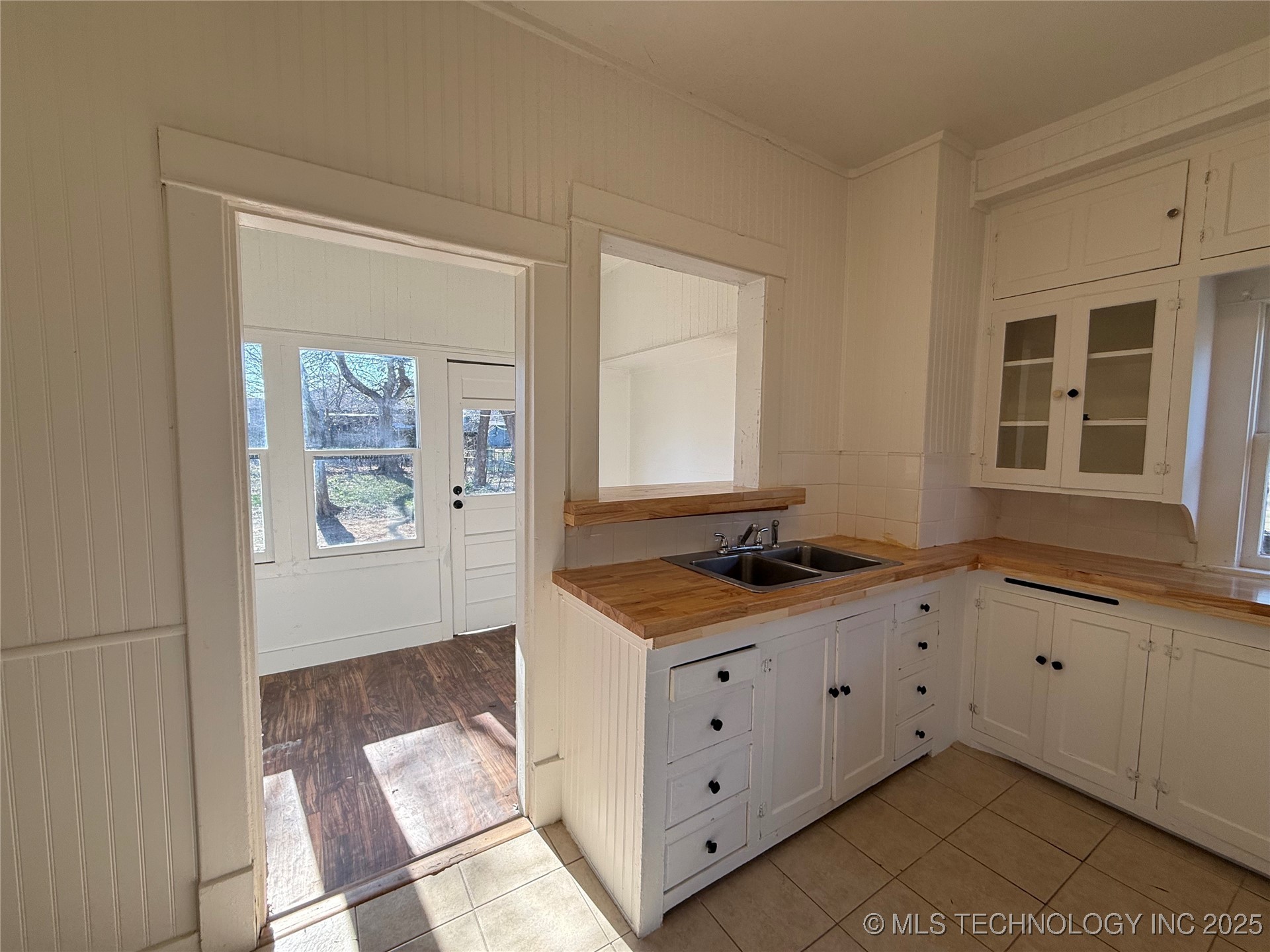 517 E 12th Property Photo 20