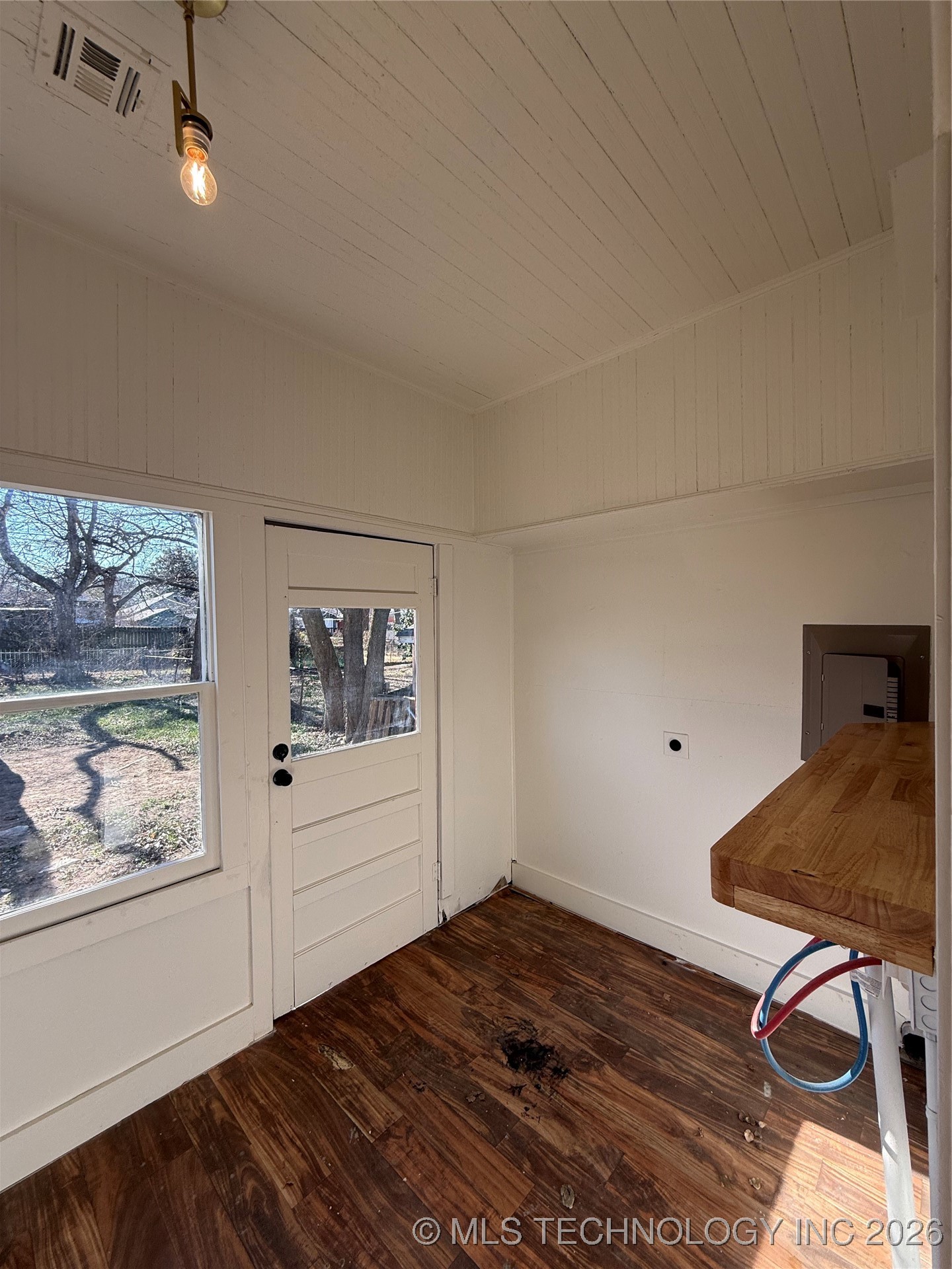 517 E 12th Property Photo 21