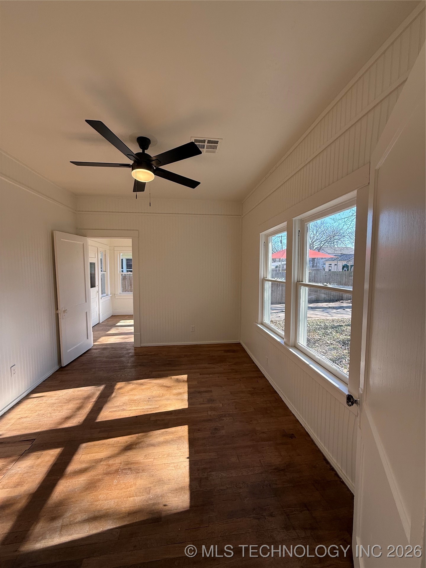 517 E 12th Property Photo 23