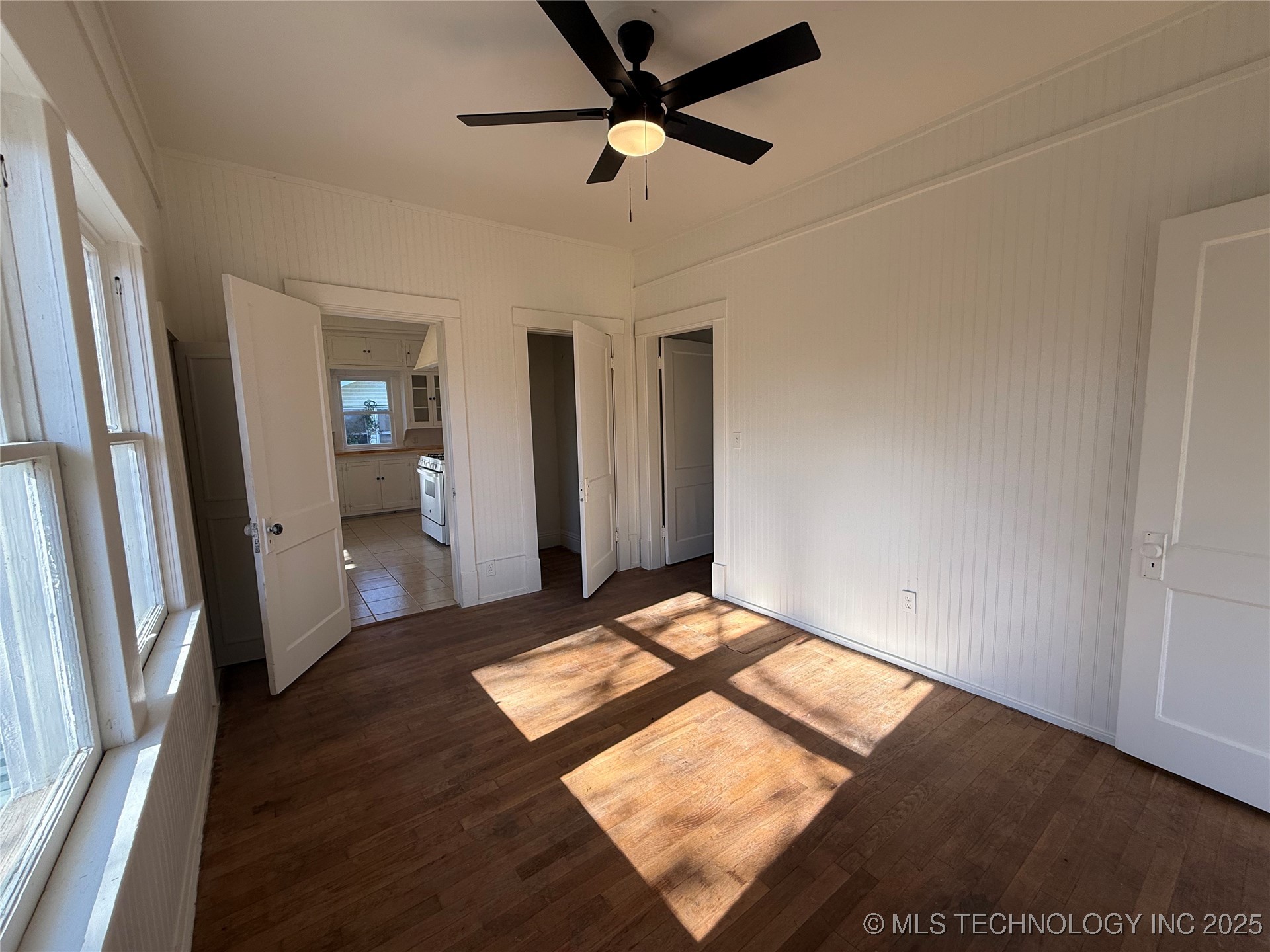 517 E 12th Property Photo 24