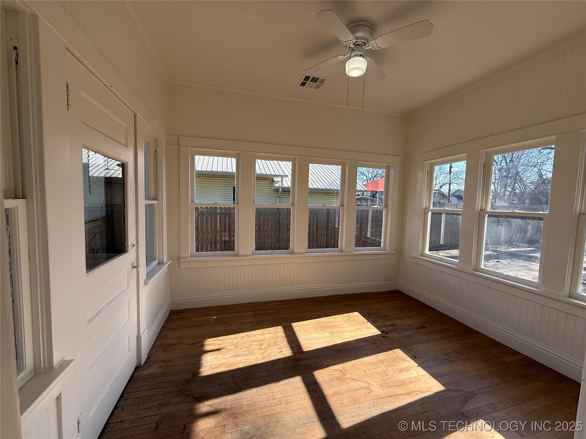 517 E 12th Property Photo 25