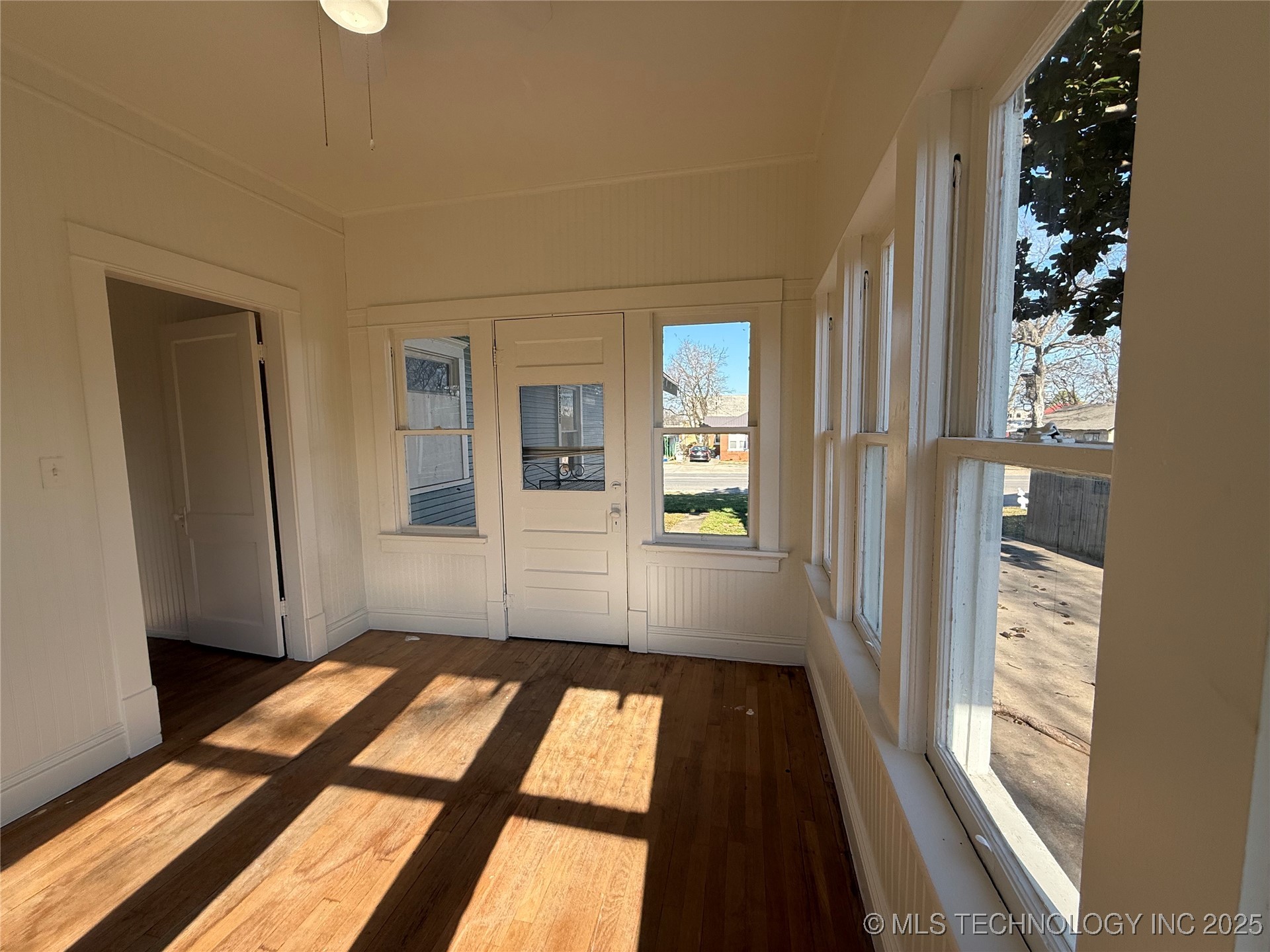 517 E 12th Property Photo 26