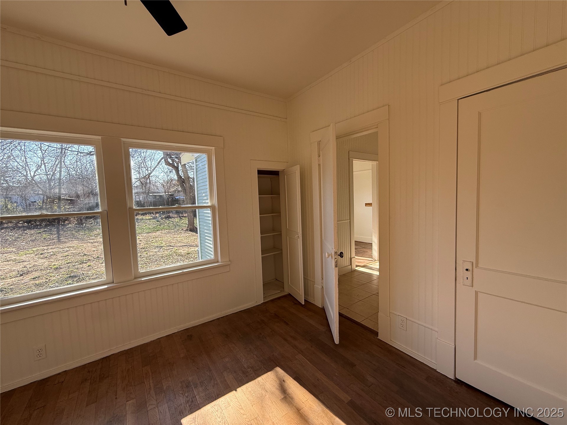 517 E 12th Property Photo 27