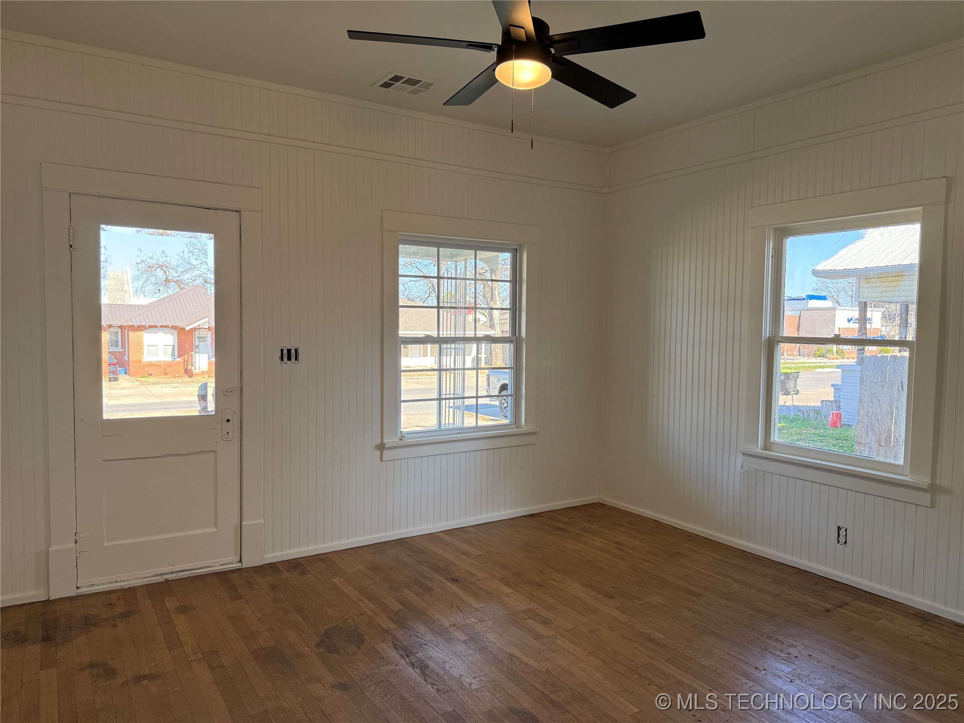 517 E 12th Property Photo 30