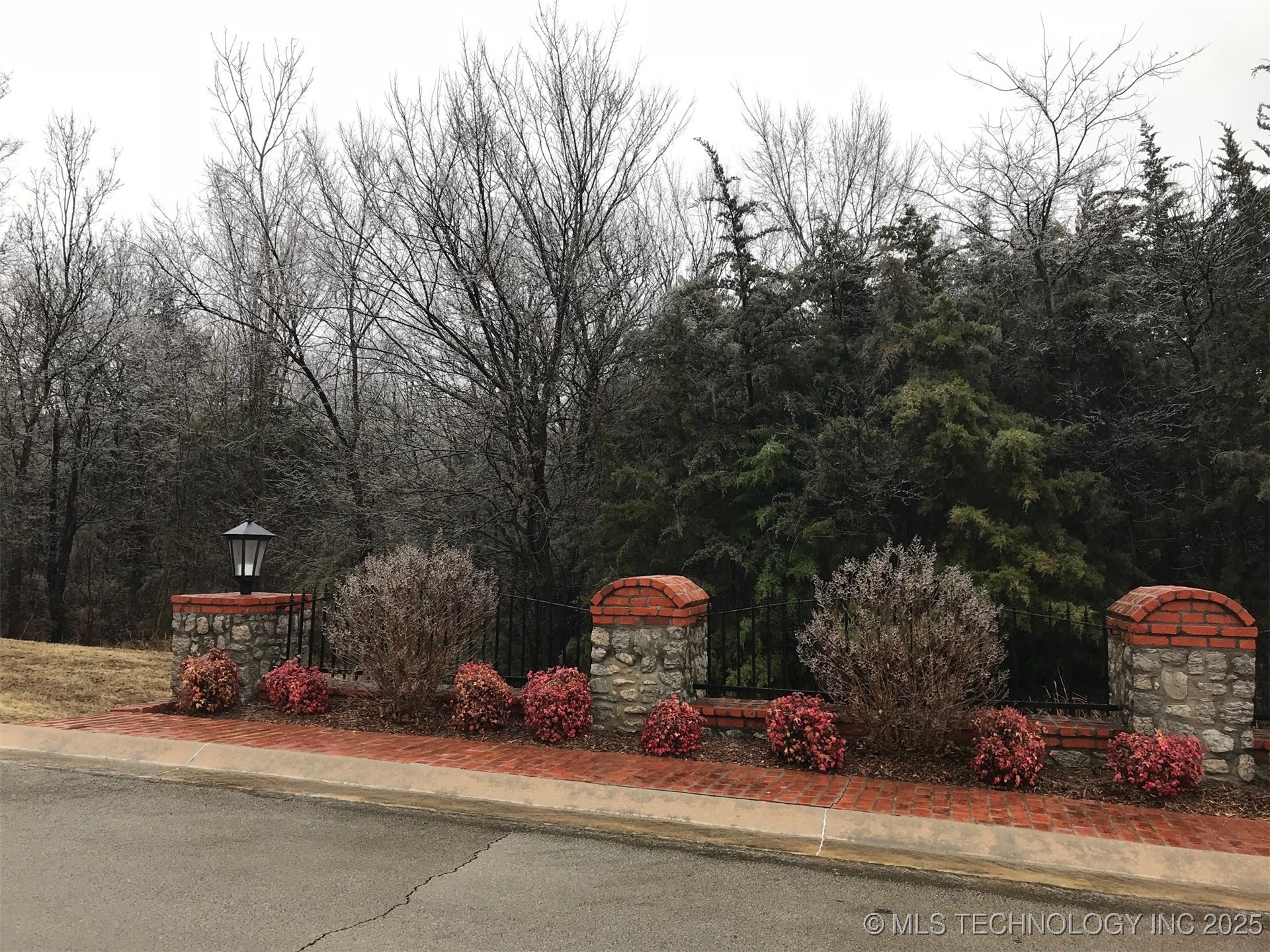 1952 Se Coventry Lane Property Photo 2