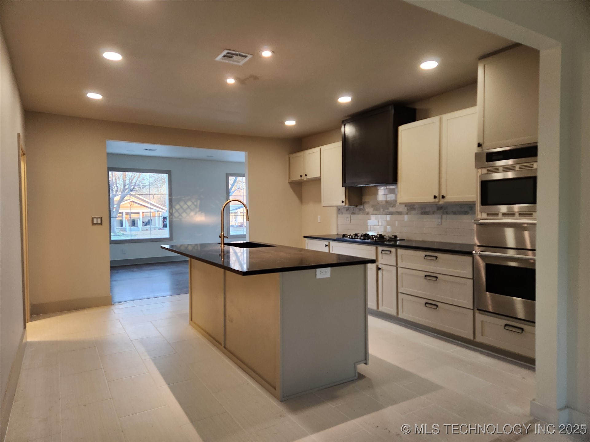 121 S Brown Street Property Photo 13