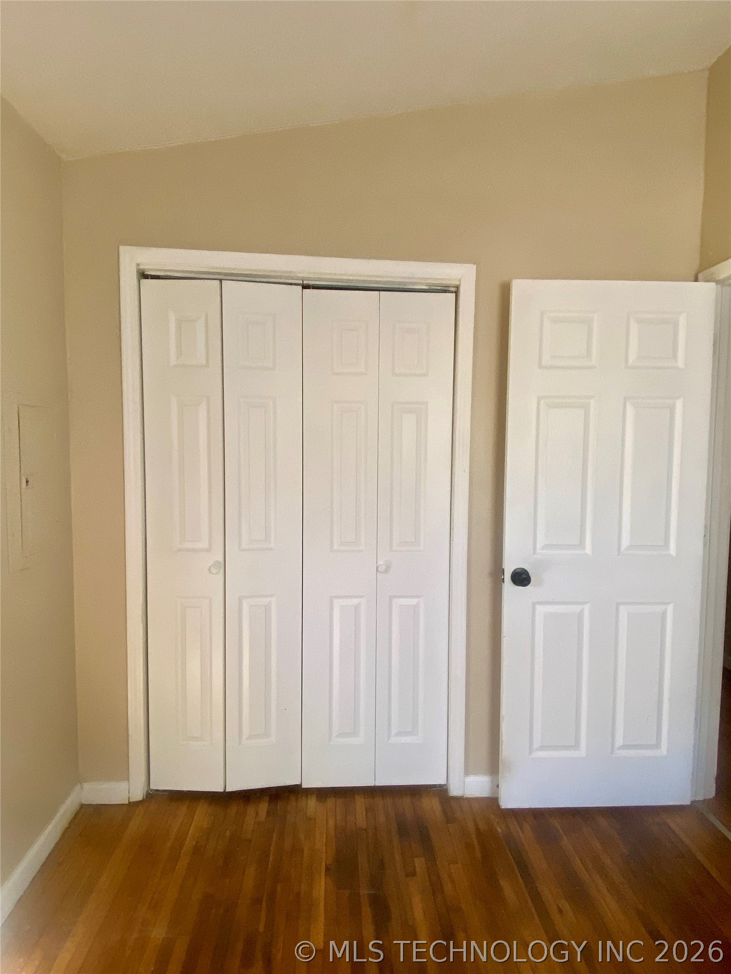 2462 N Oswego Avenue Property Photo 7