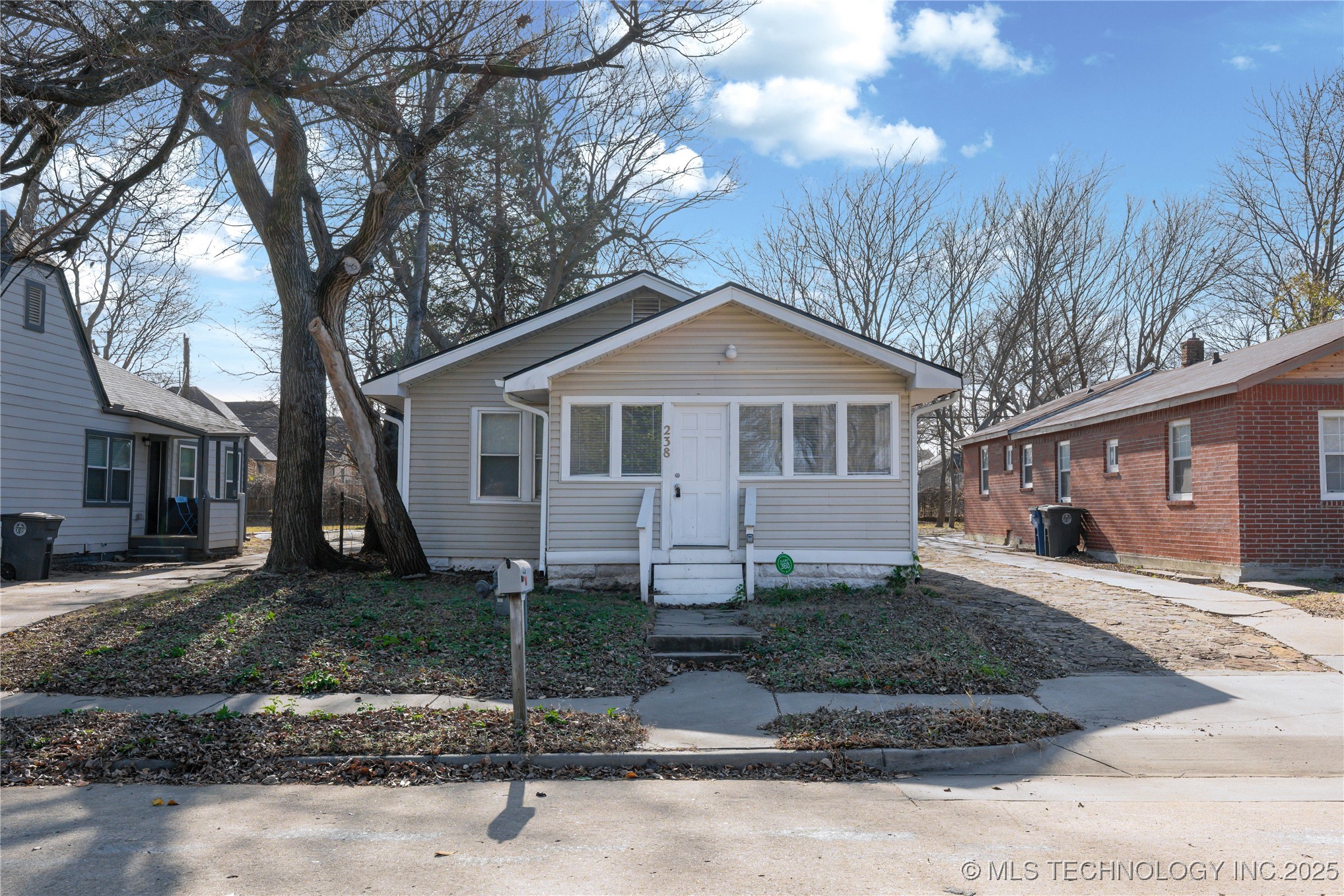 238 E Seminole Place Property Photo 1