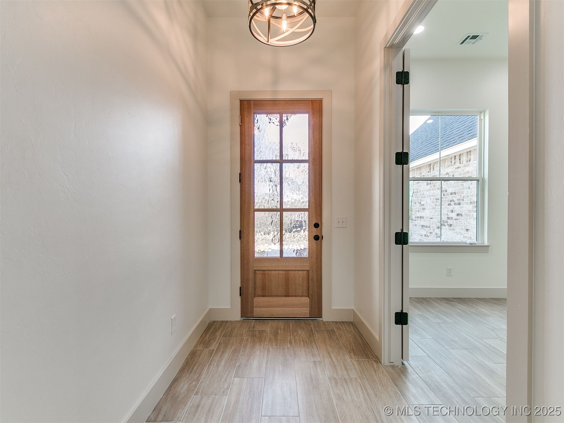 15919 Vernon Circle Property Photo 4