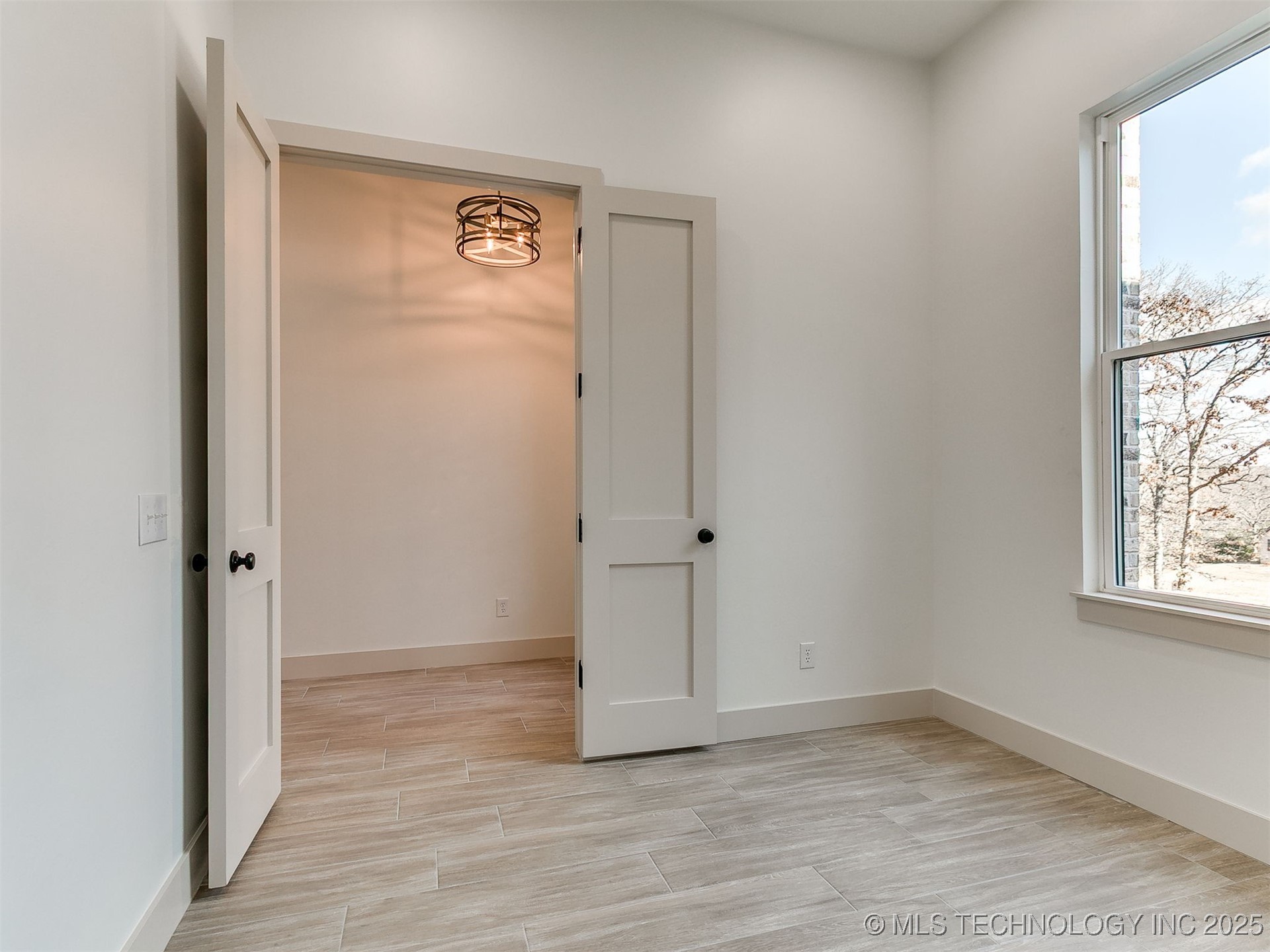 15919 Vernon Circle Property Photo 5