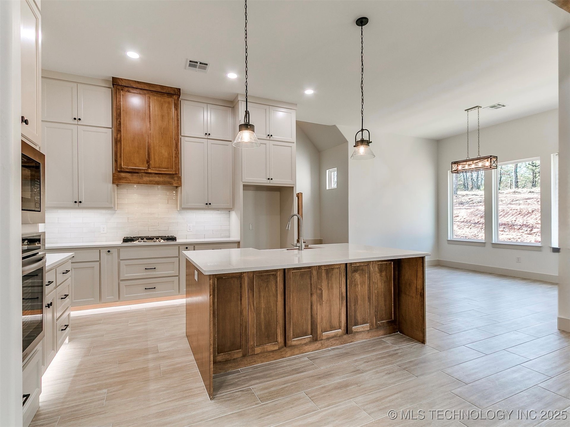 15919 Vernon Circle Property Photo 13