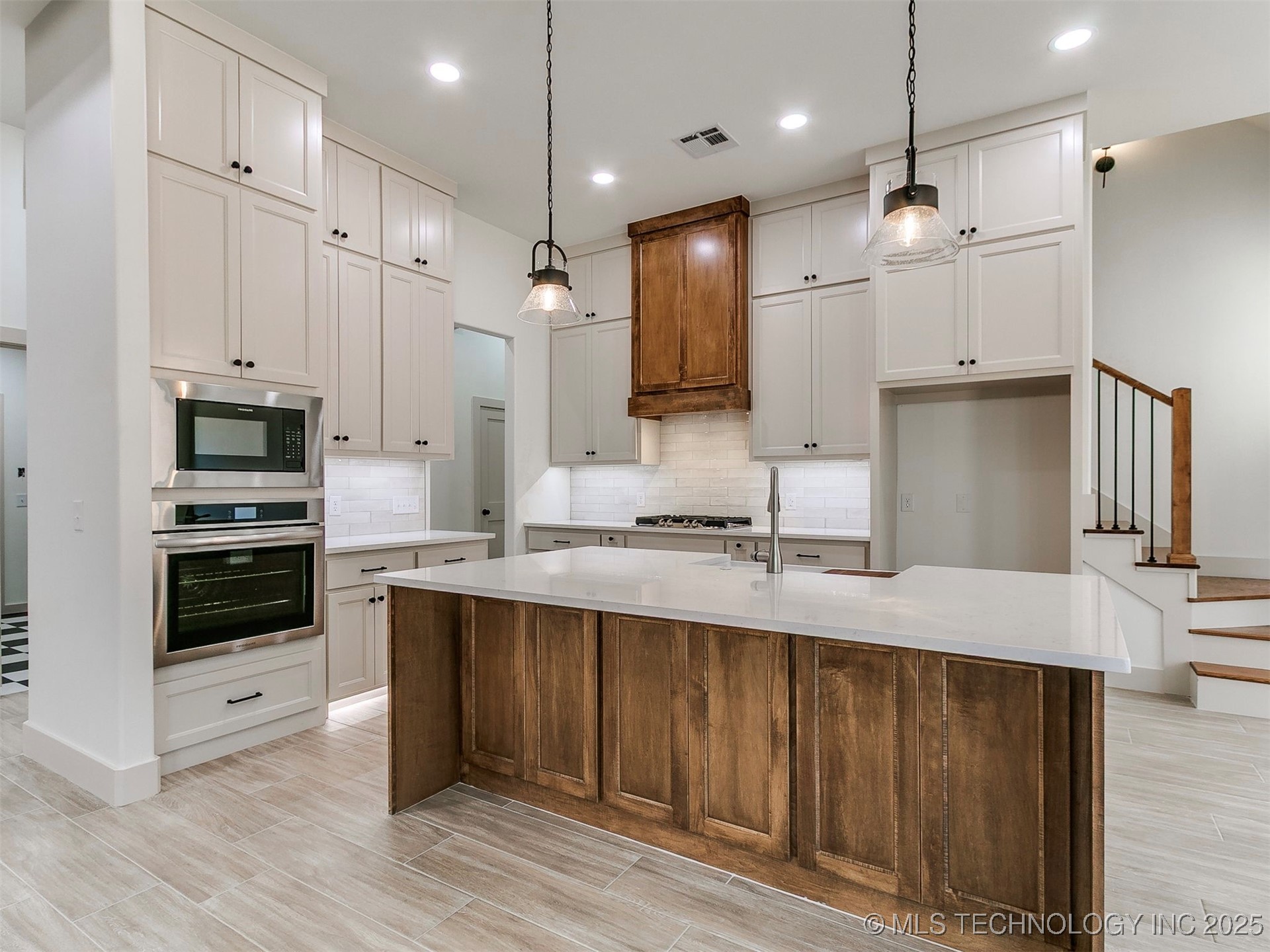 15919 Vernon Circle Property Photo 14