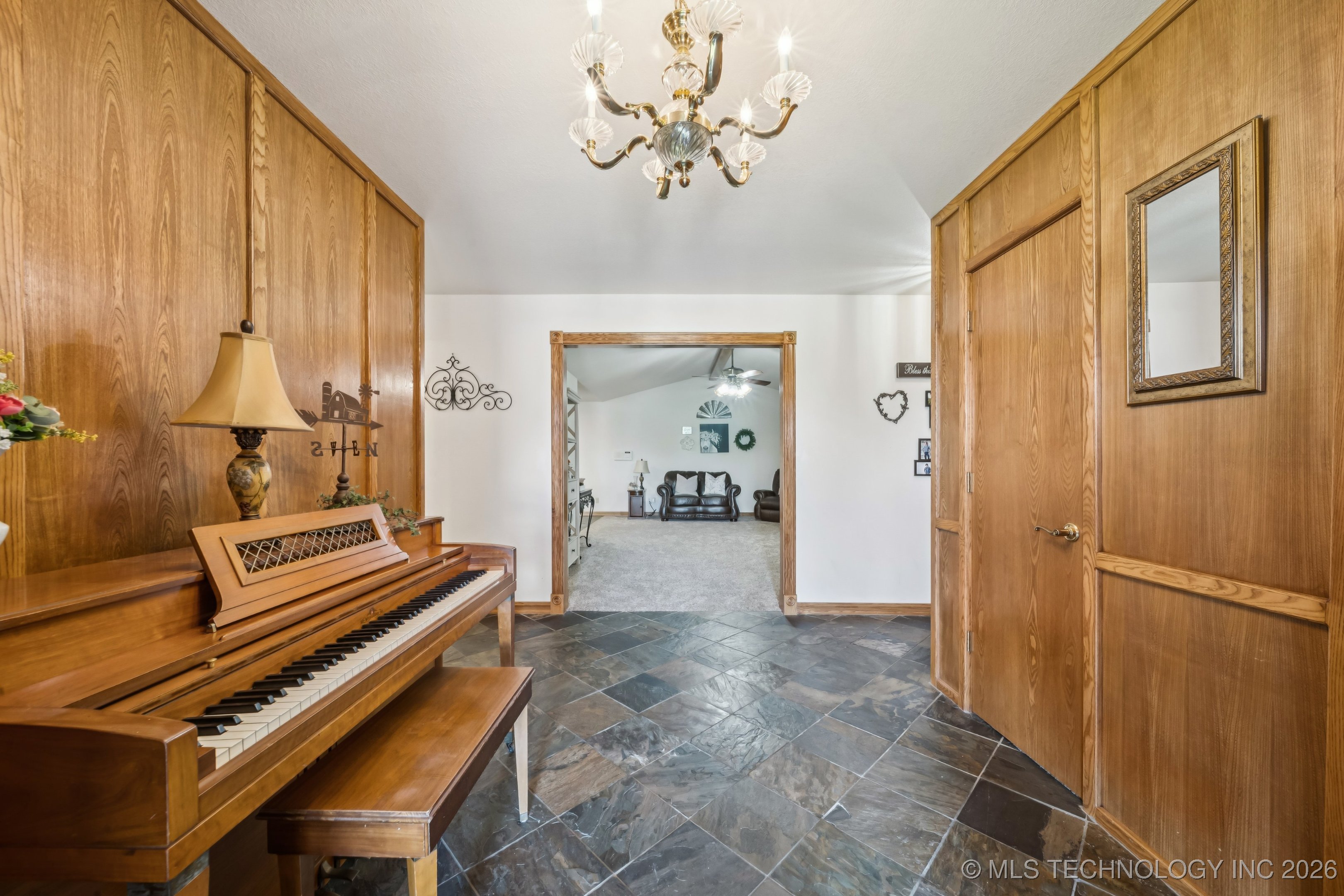 2207 Fieldstone Court Property Photo 5