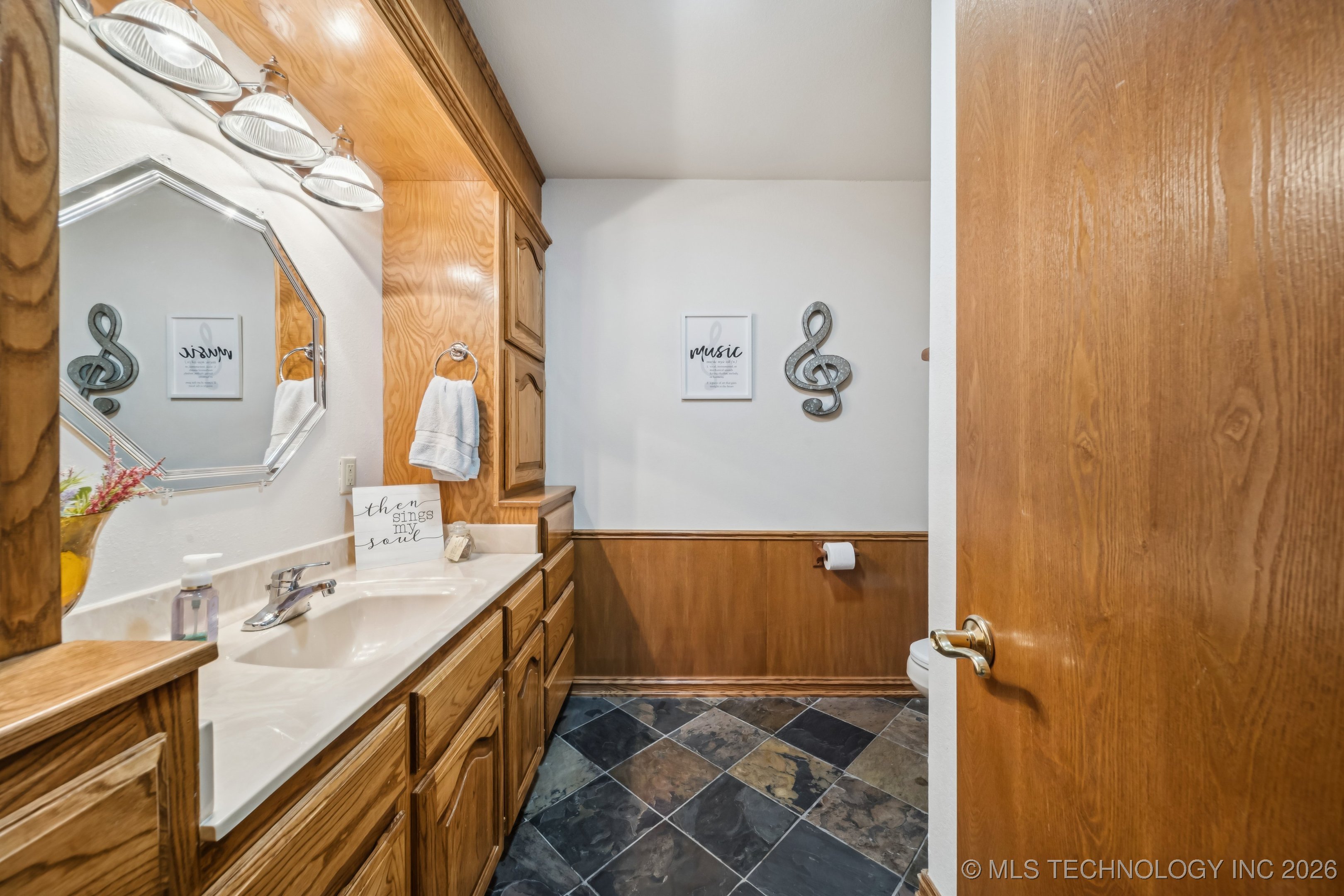 2207 Fieldstone Court Property Photo 28