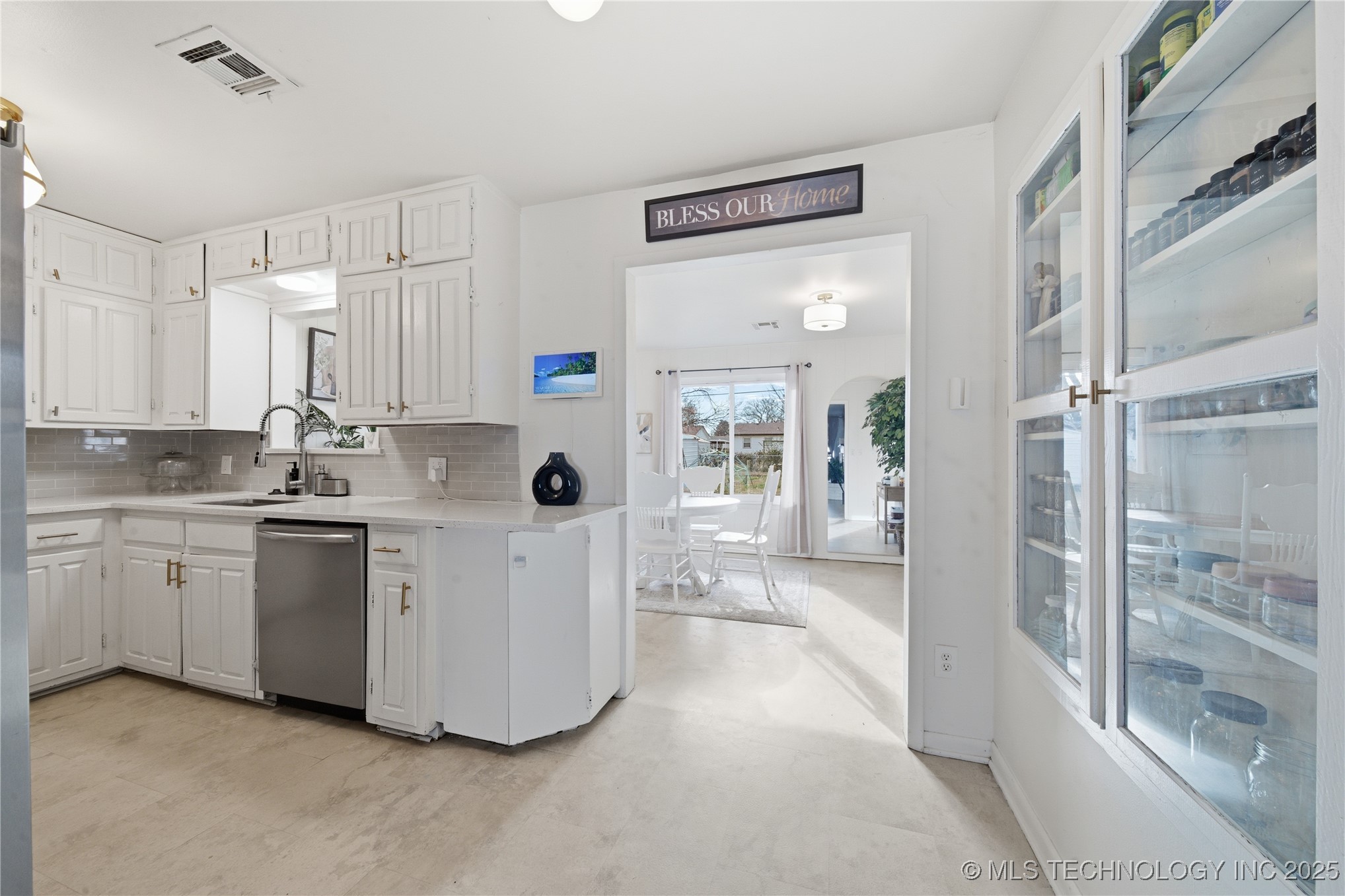 318 E Maple Street Property Photo 9