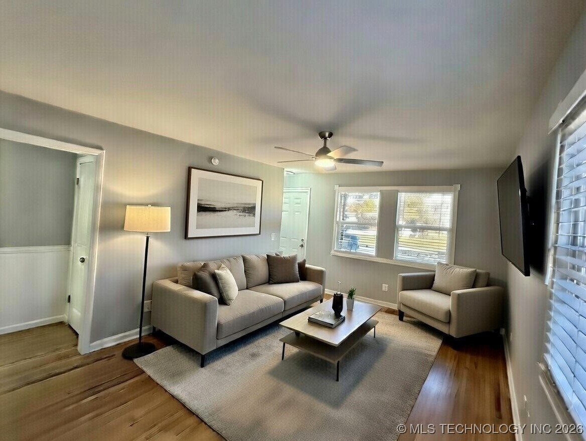 308 W 3rd Street Property Photo 4