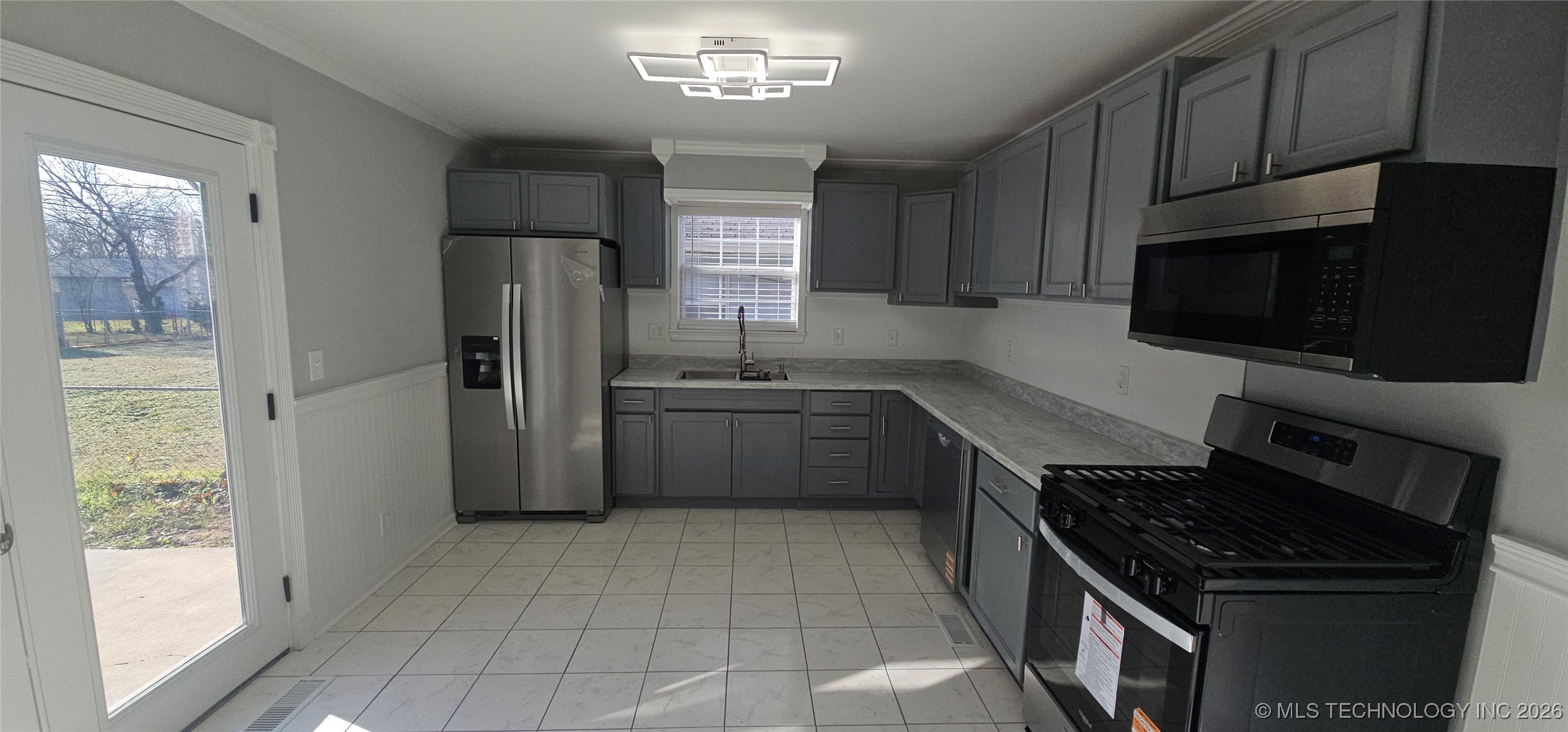 308 W 3rd Street Property Photo 19