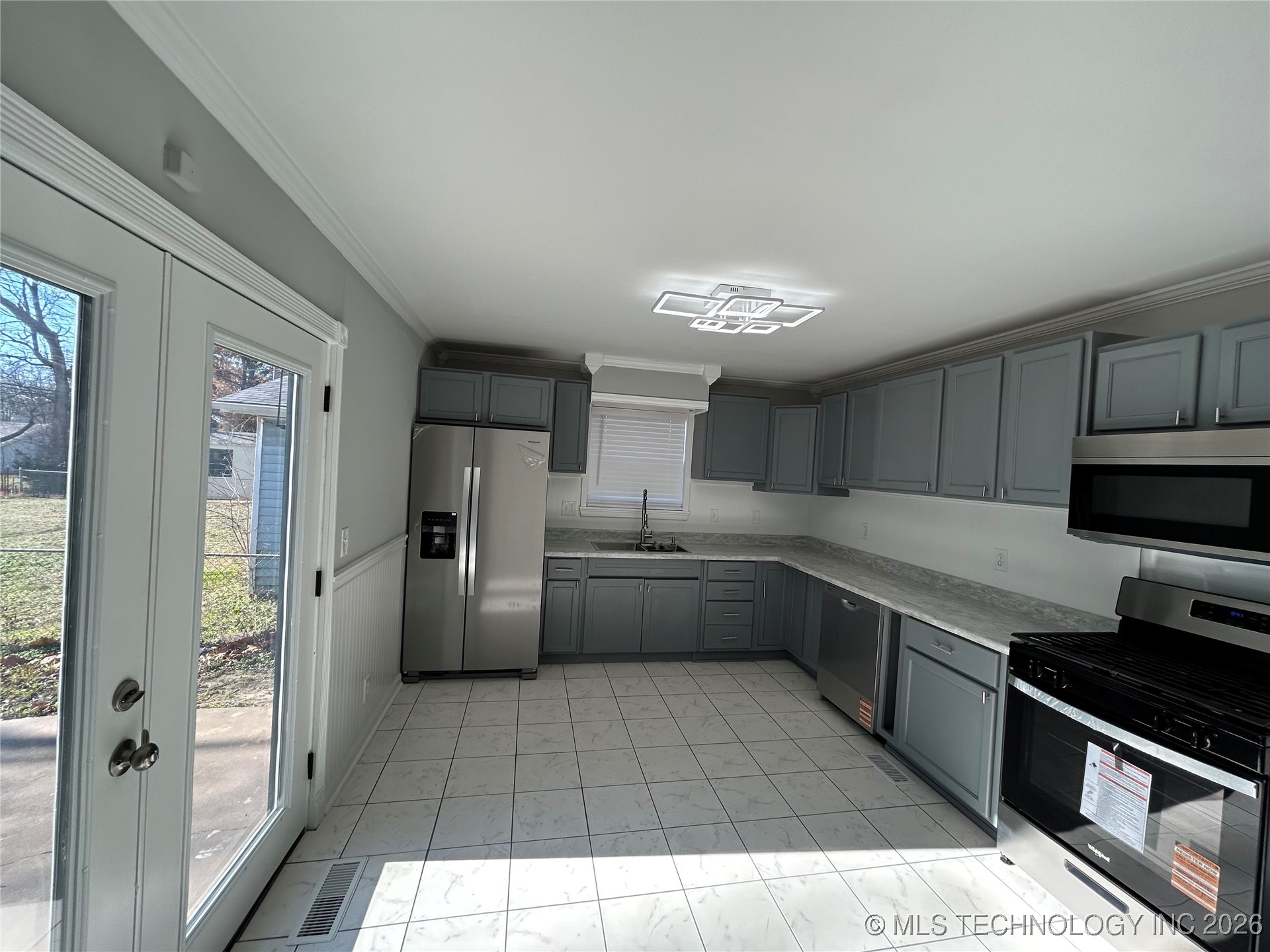 308 W 3rd Street Property Photo 20