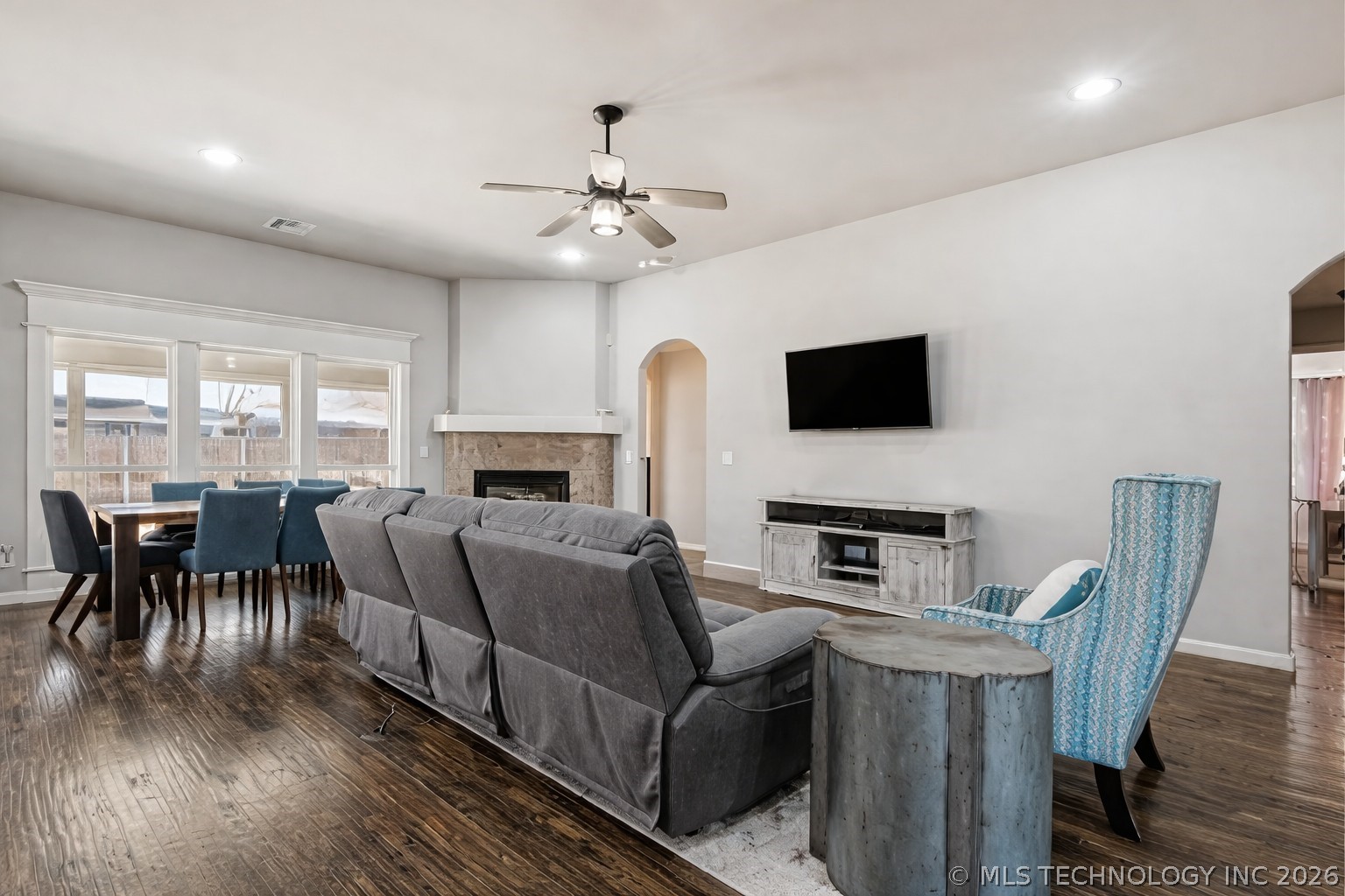 2901 S Gardenia Avenue Property Photo 8