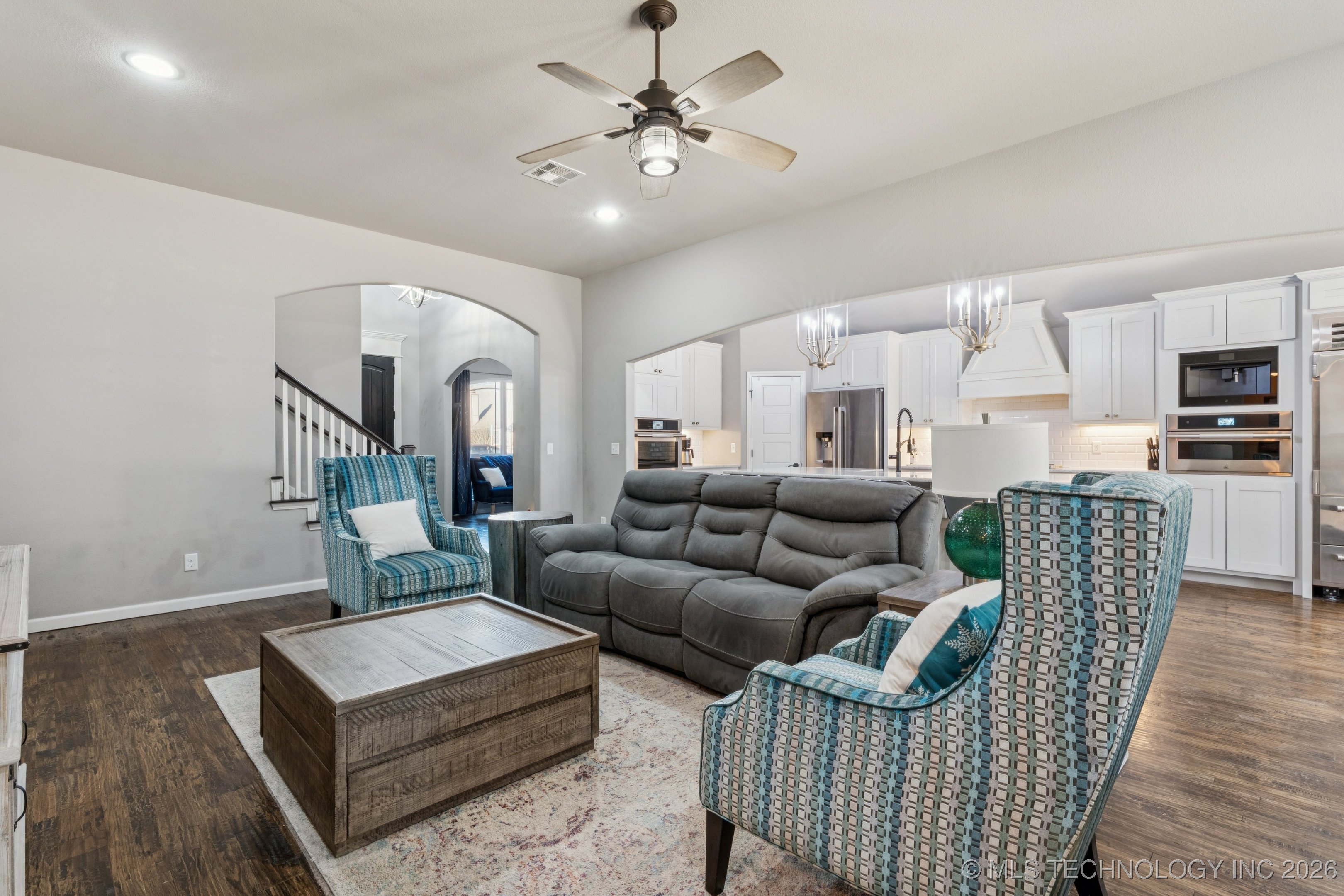 2901 S Gardenia Avenue Property Photo 9