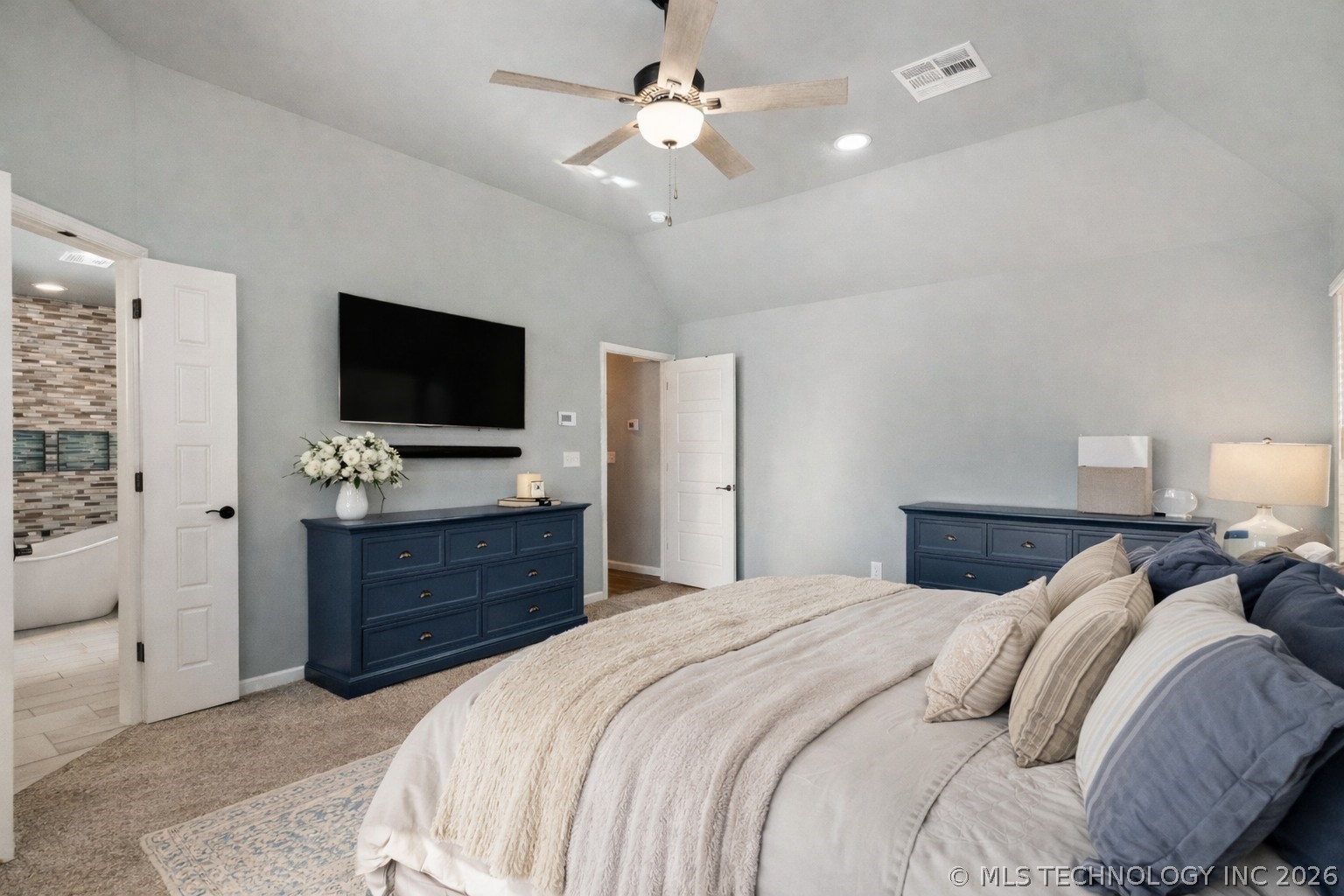 2901 S Gardenia Avenue Property Photo 16