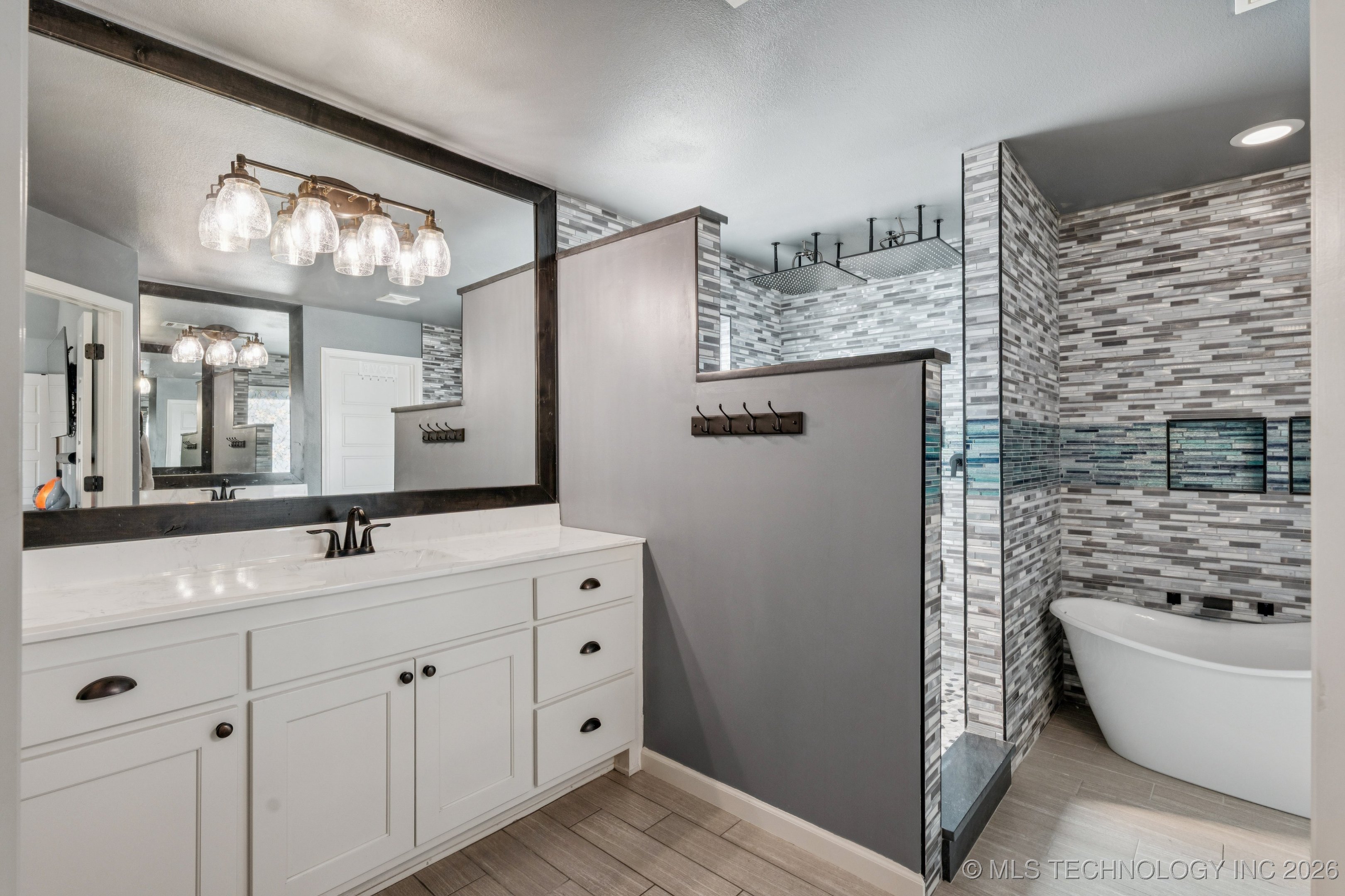 2901 S Gardenia Avenue Property Photo 17