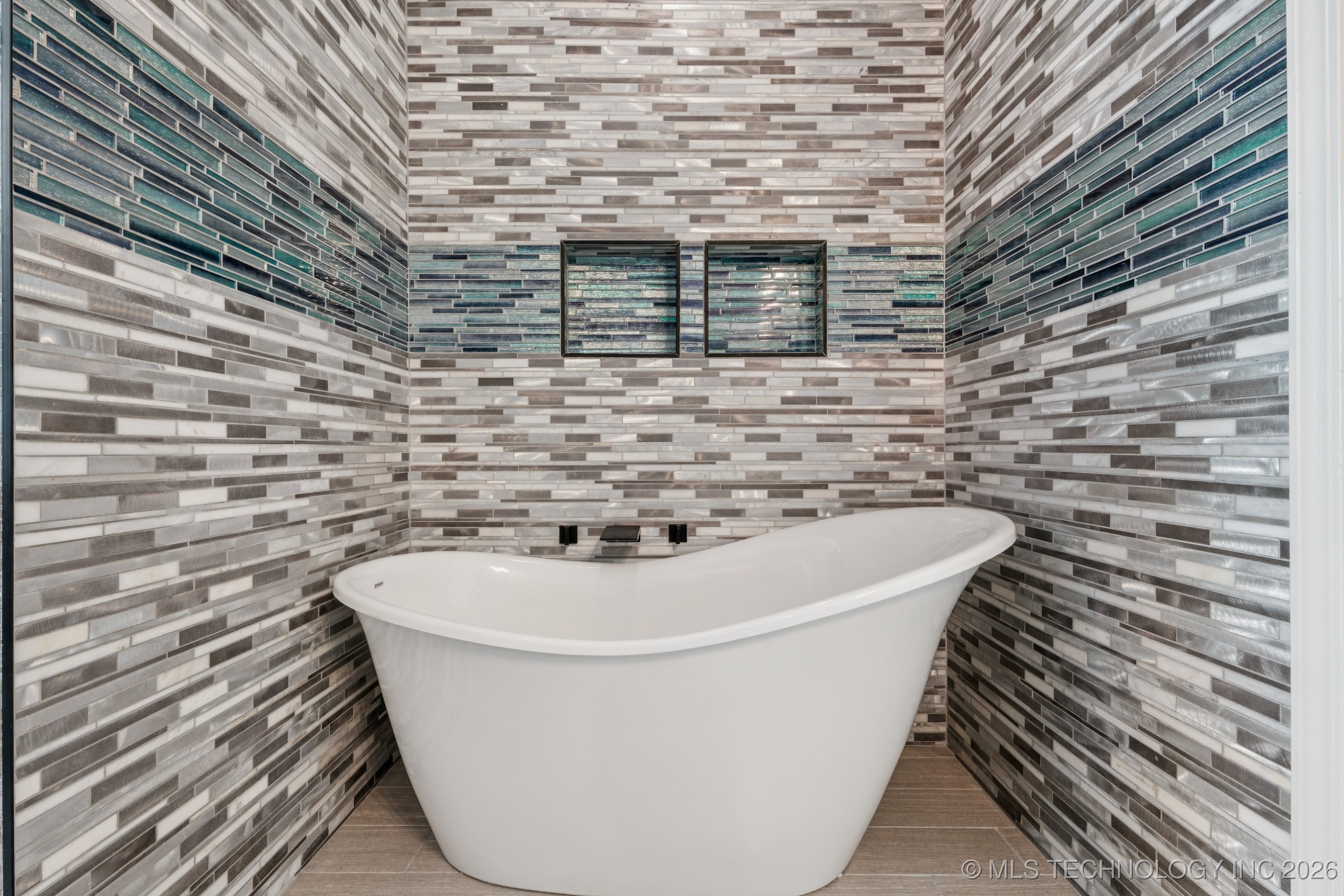 2901 S Gardenia Avenue Property Photo 19