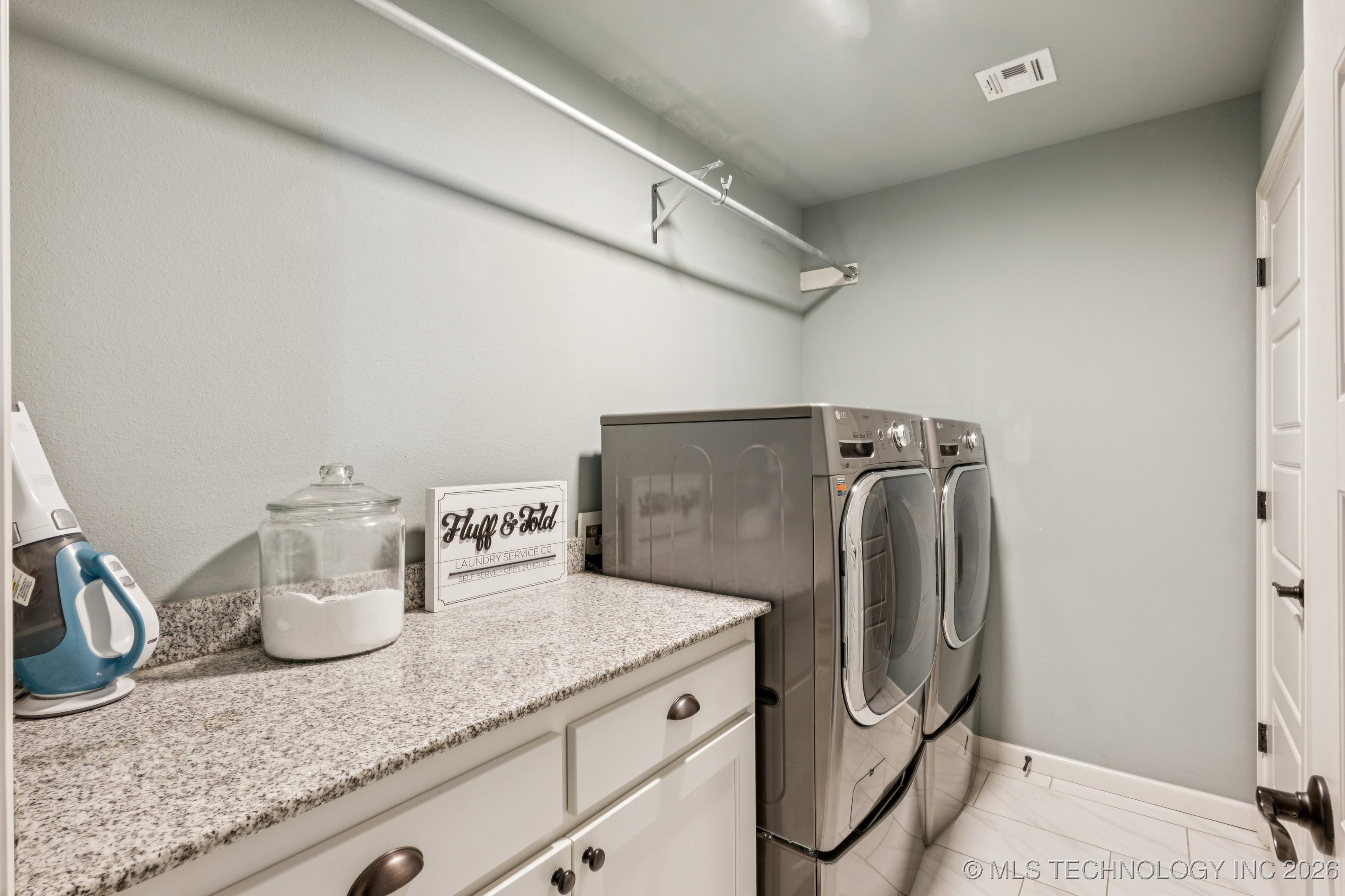 2901 S Gardenia Avenue Property Photo 21