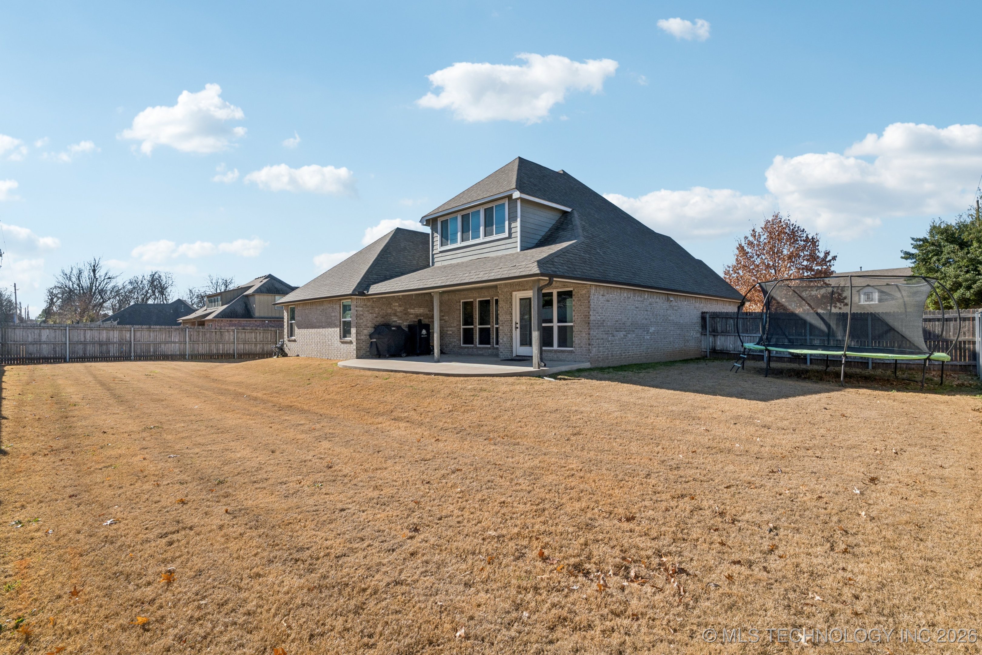 2901 S Gardenia Avenue Property Photo 32