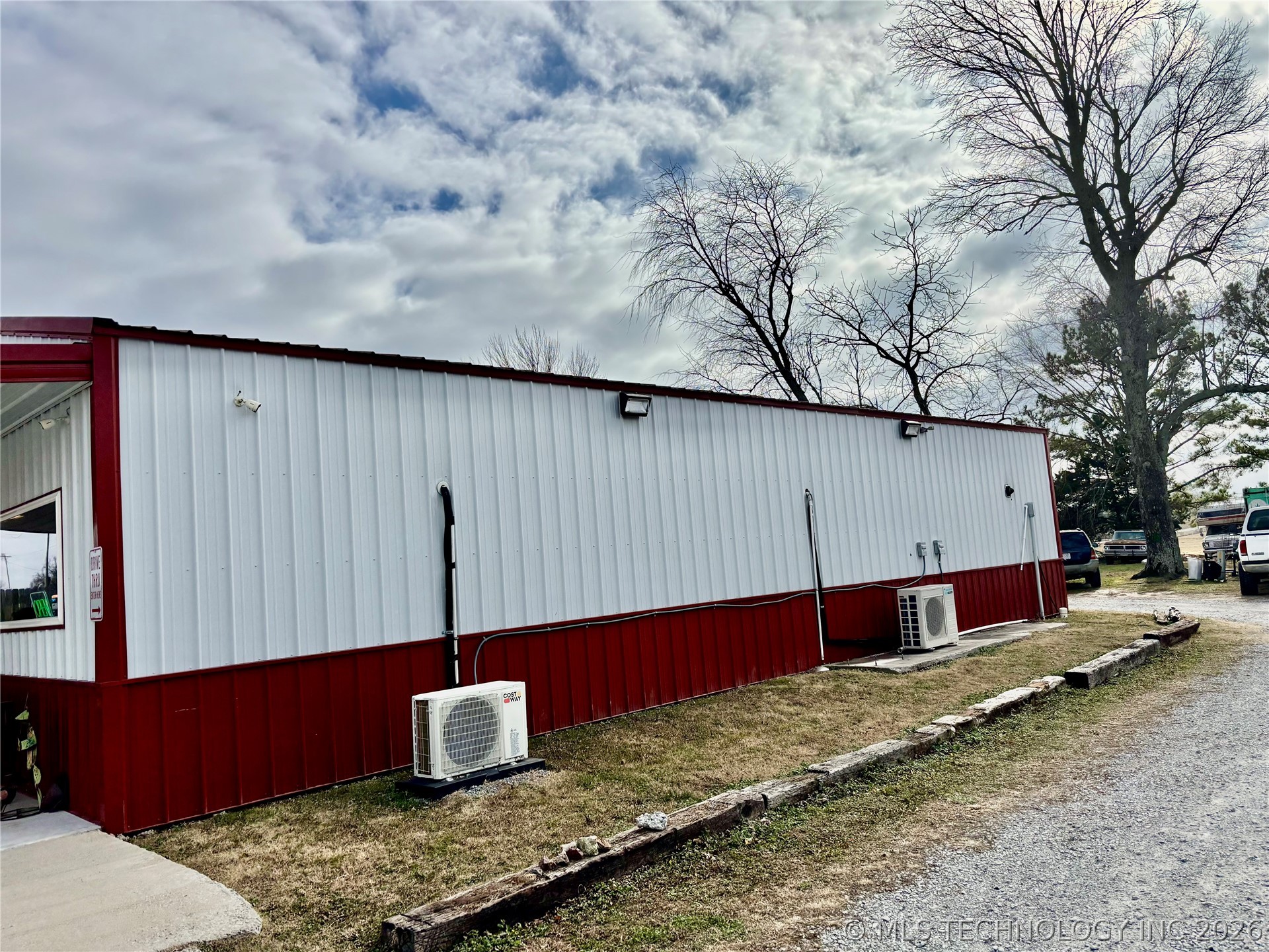 1021 E Tulsa Avenue Property Photo 8