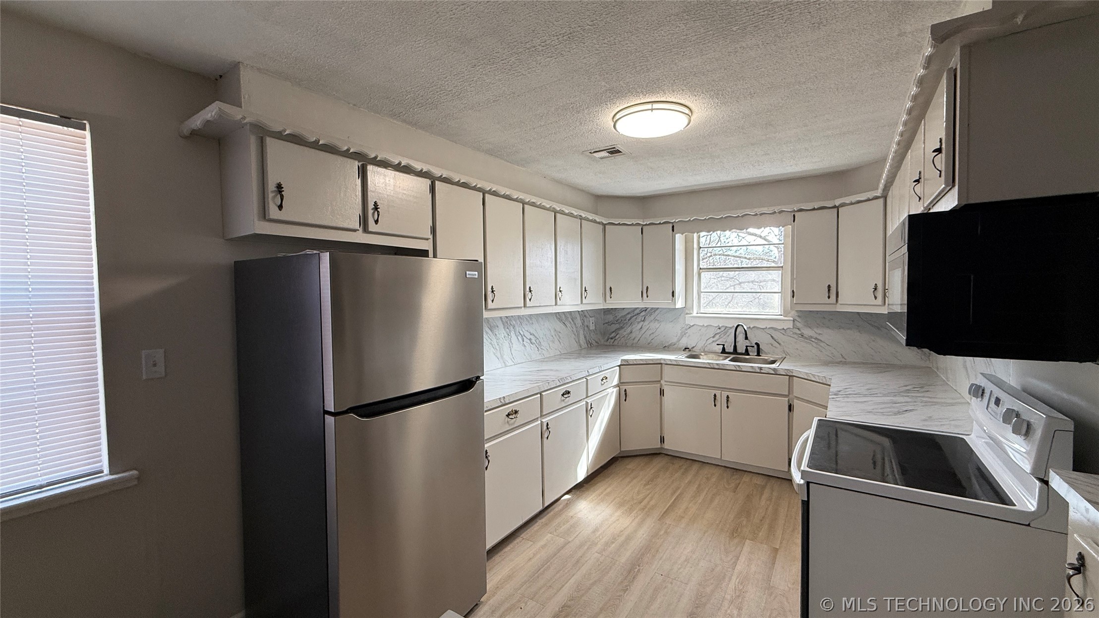 20596 E Whipperwill Road Property Photo 4