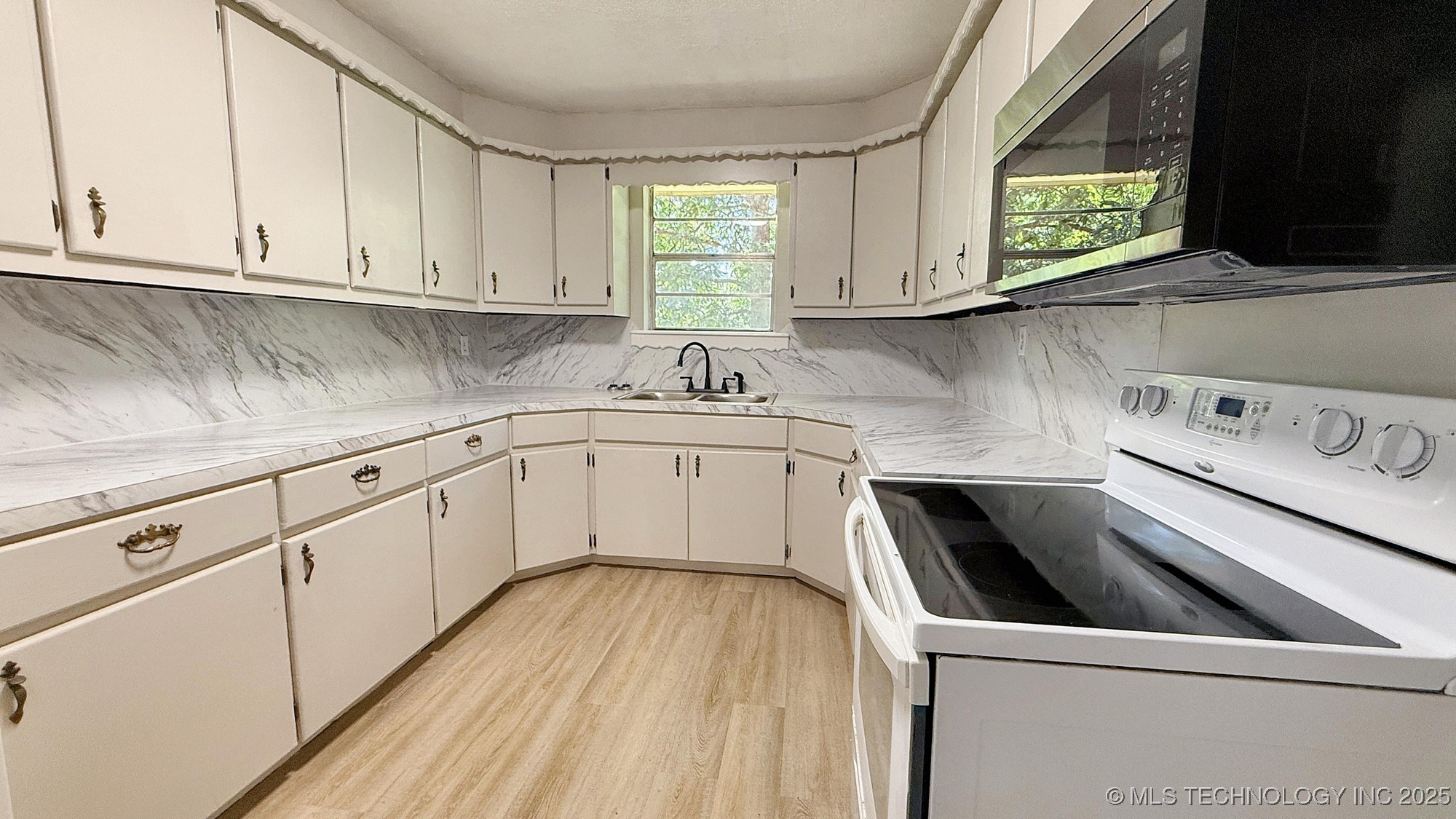 20596 E Whipperwill Road Property Photo 5