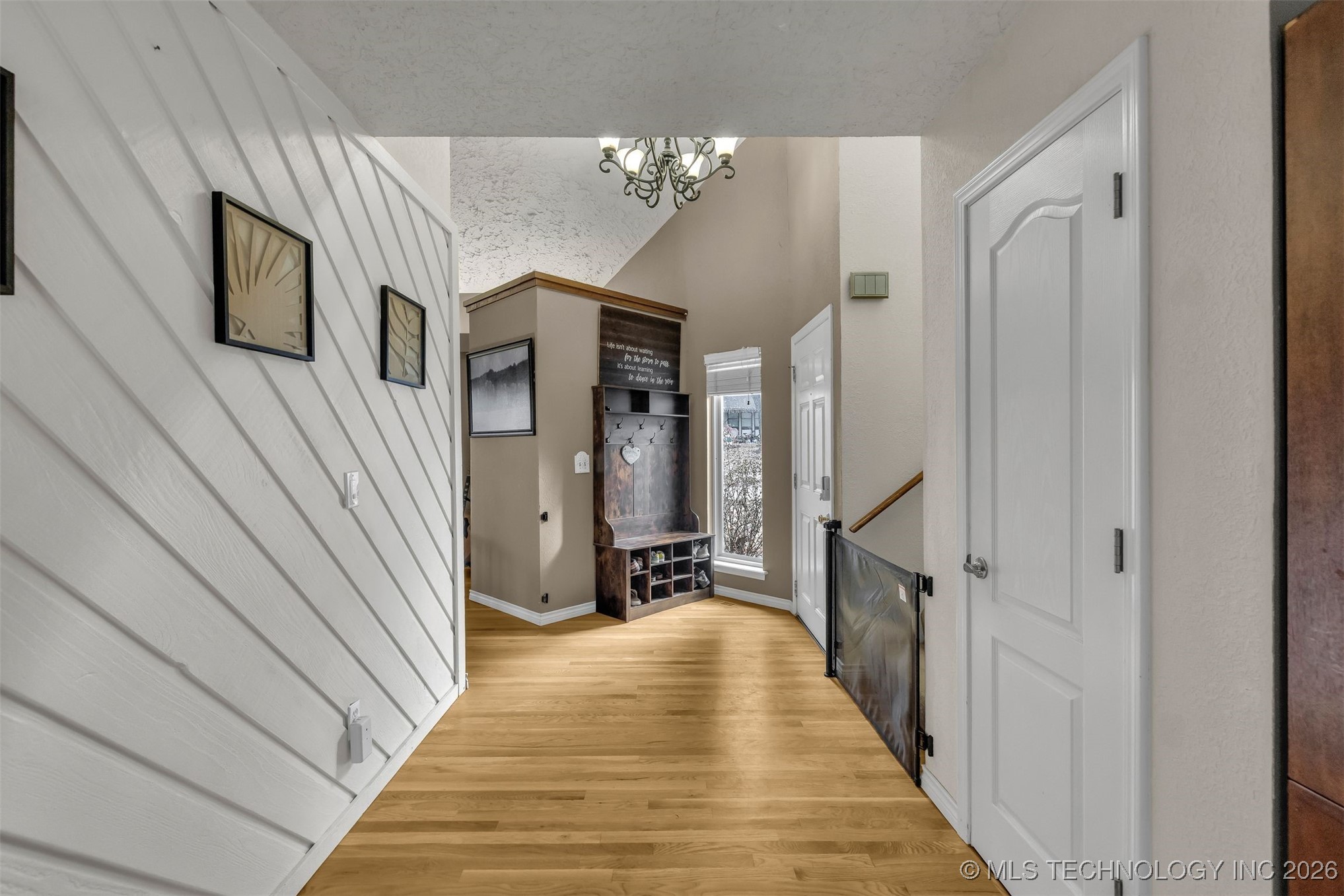 7004 S Peach Avenue Property Photo 4