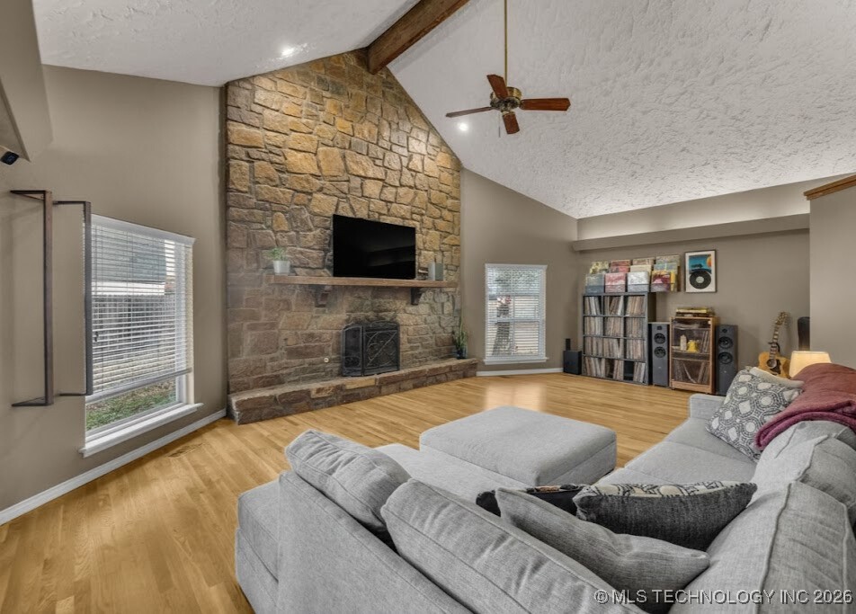 7004 S Peach Avenue Property Photo 6