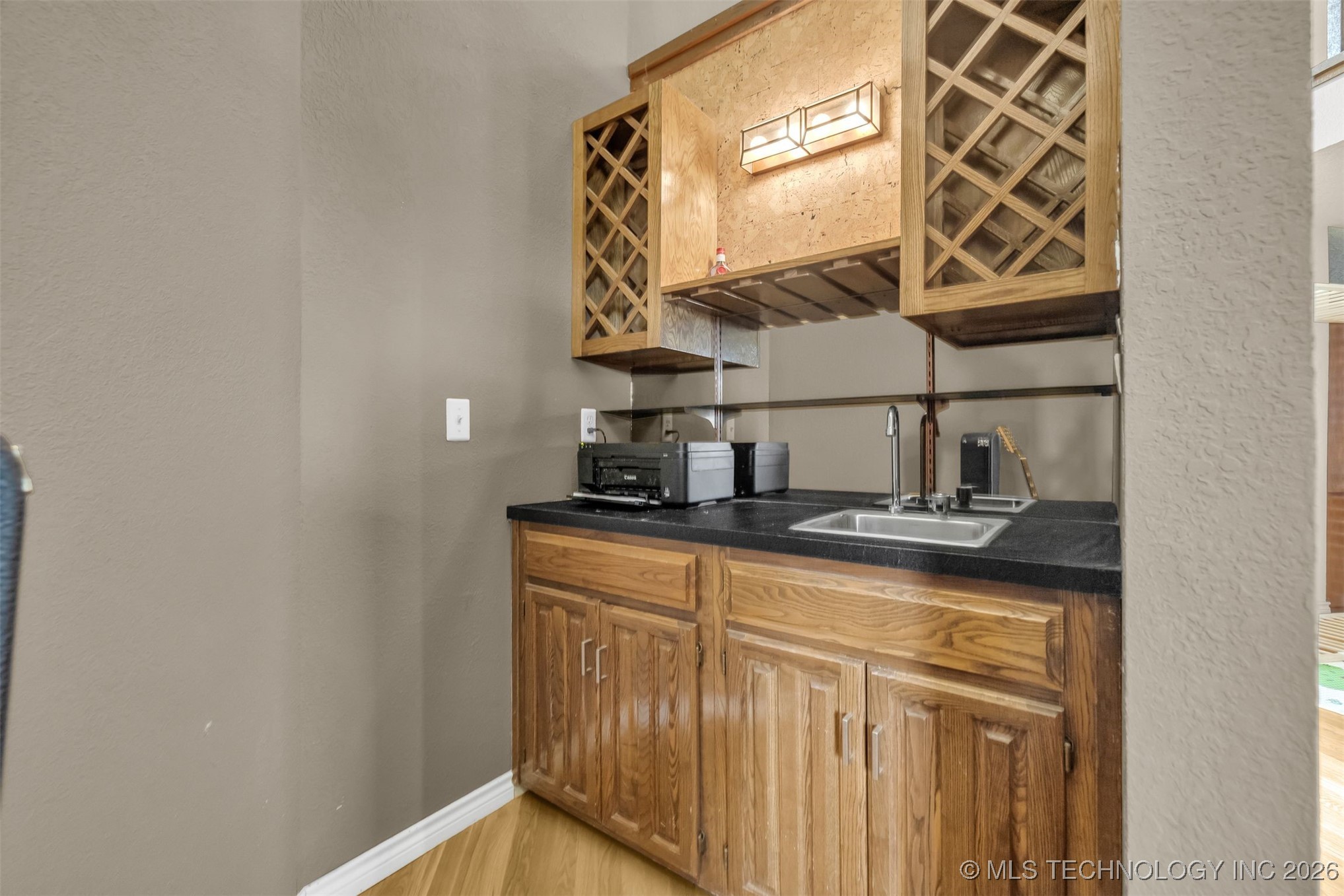 7004 S Peach Avenue Property Photo 7