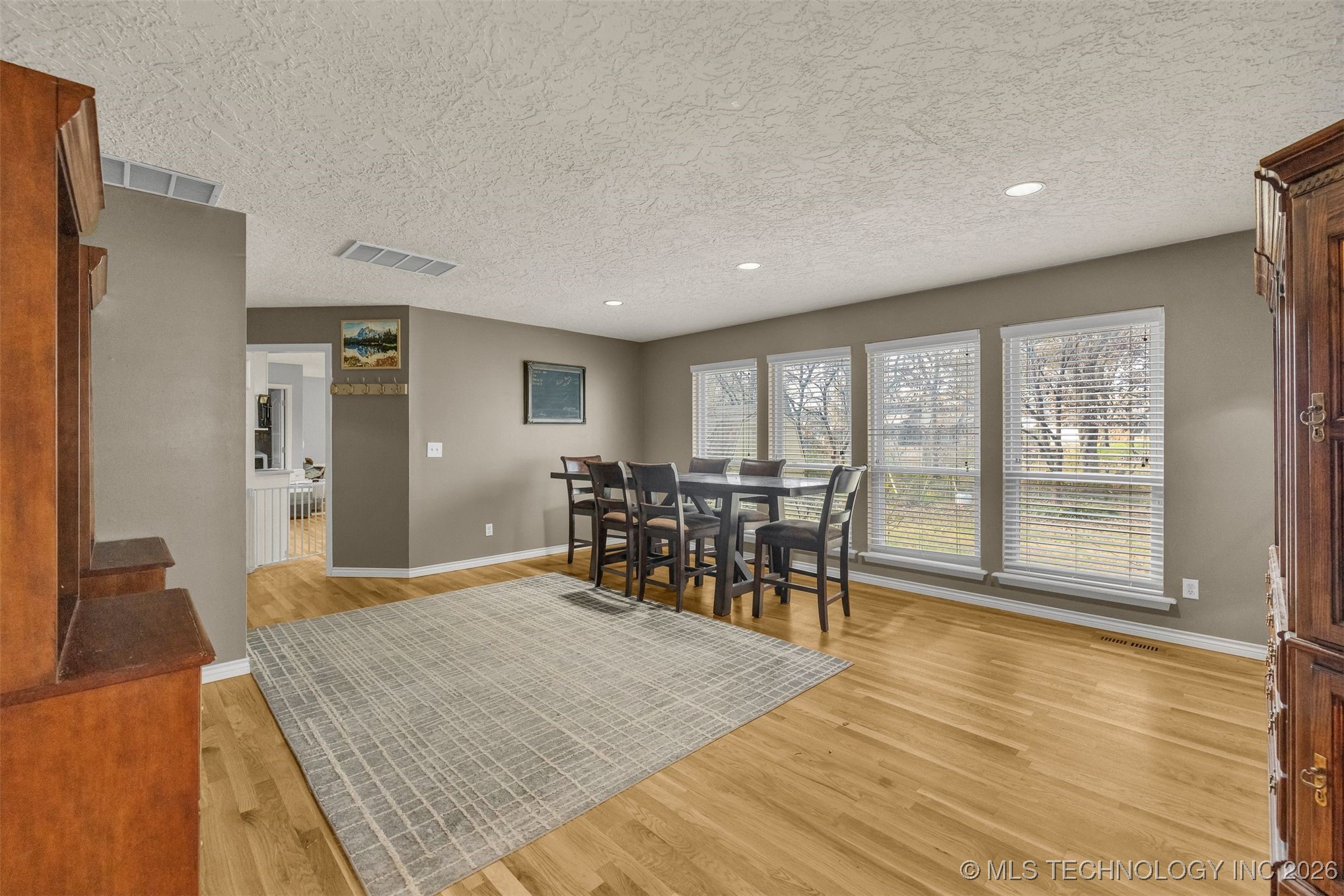 7004 S Peach Avenue Property Photo 8