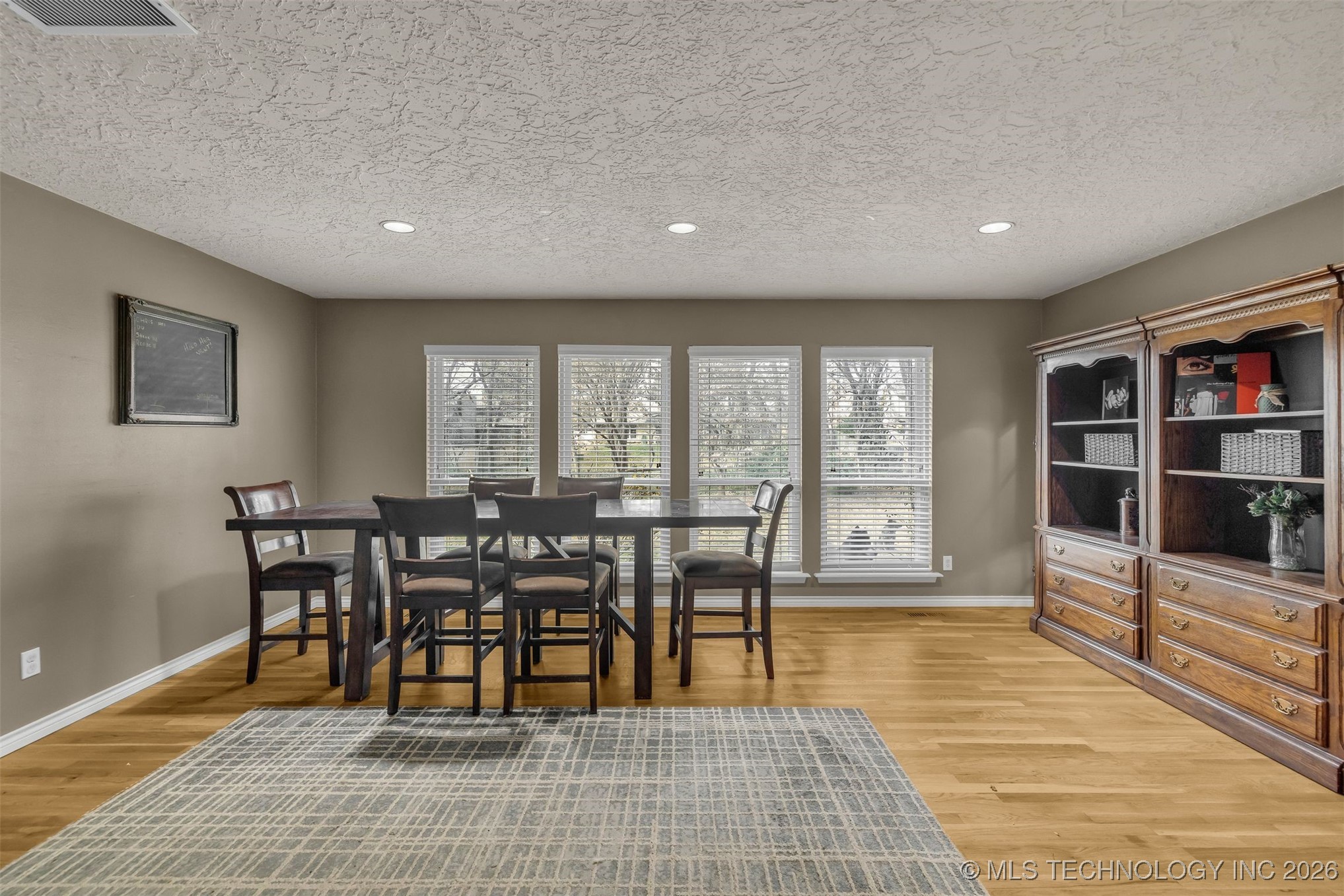 7004 S Peach Avenue Property Photo 9