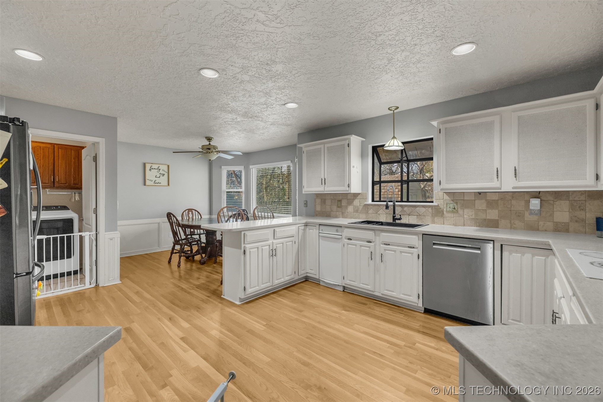 7004 S Peach Avenue Property Photo 12