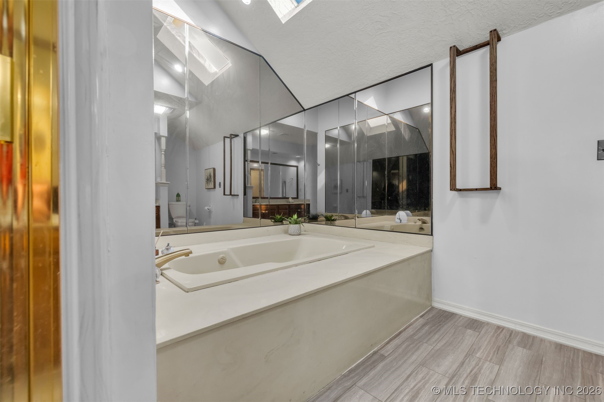 7004 S Peach Avenue Property Photo 27