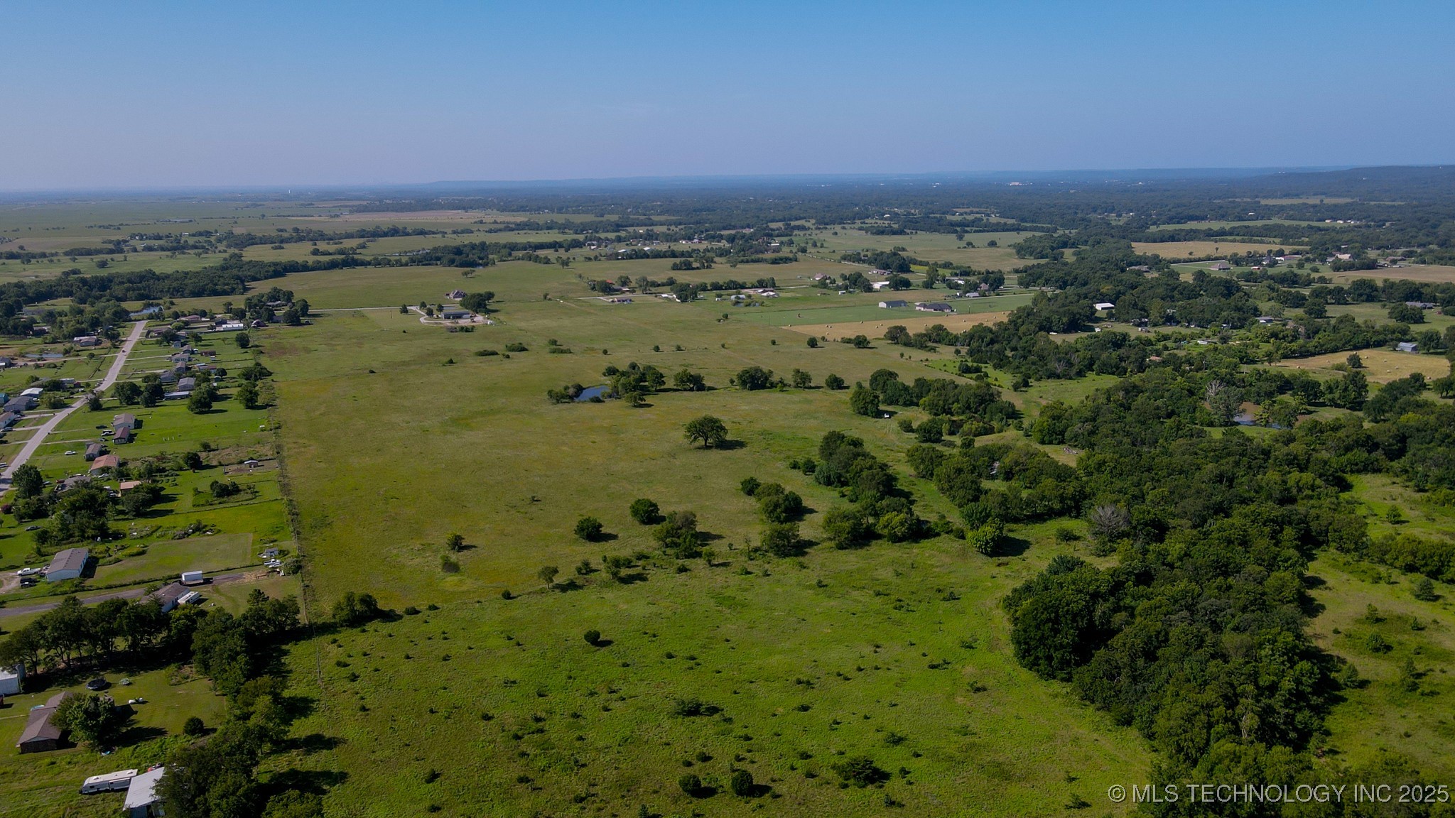 E 186th Street North Property Photo 3