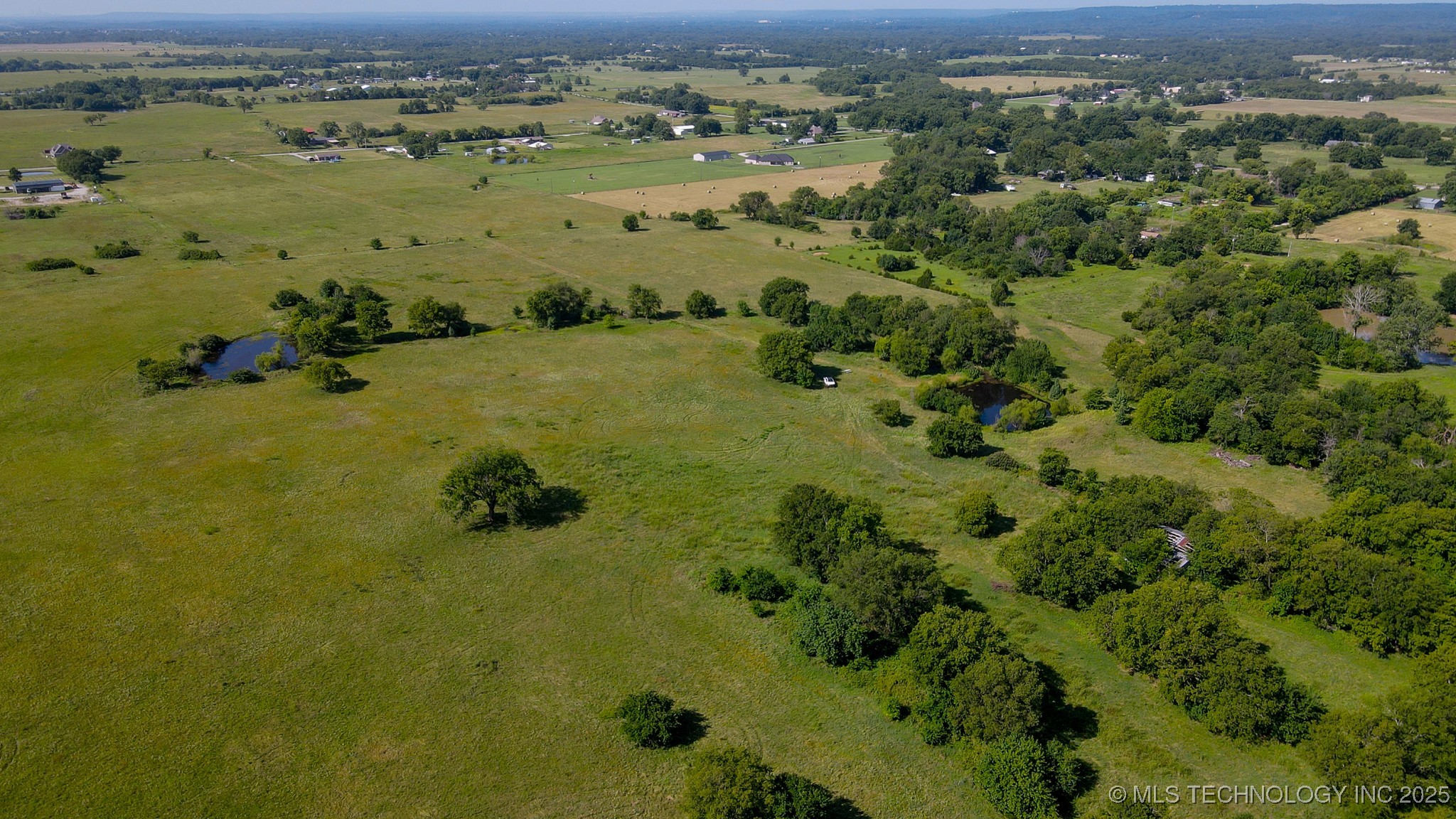 E 186th Street North Property Photo 4